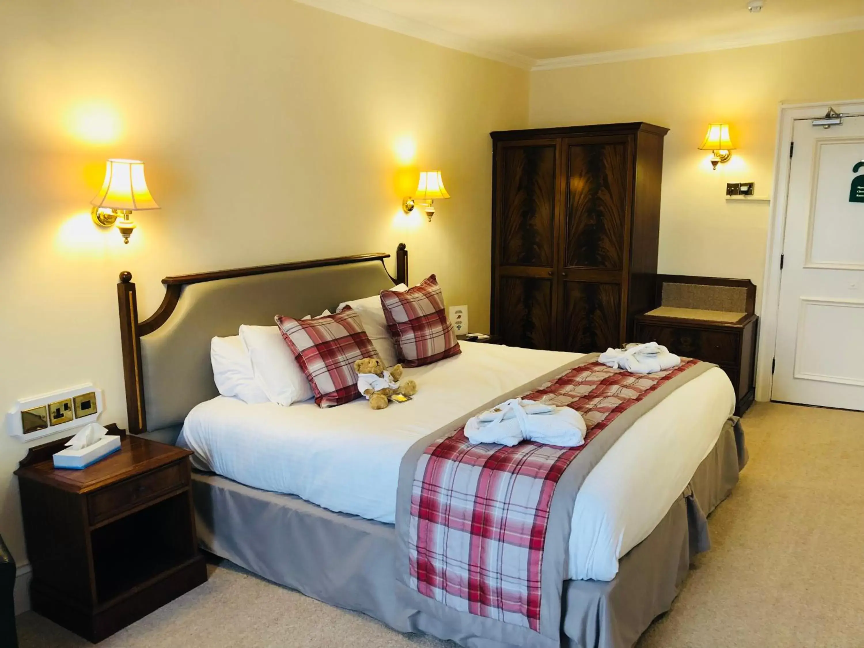 Bedroom, Bed in Dryburgh Abbey Hotel
