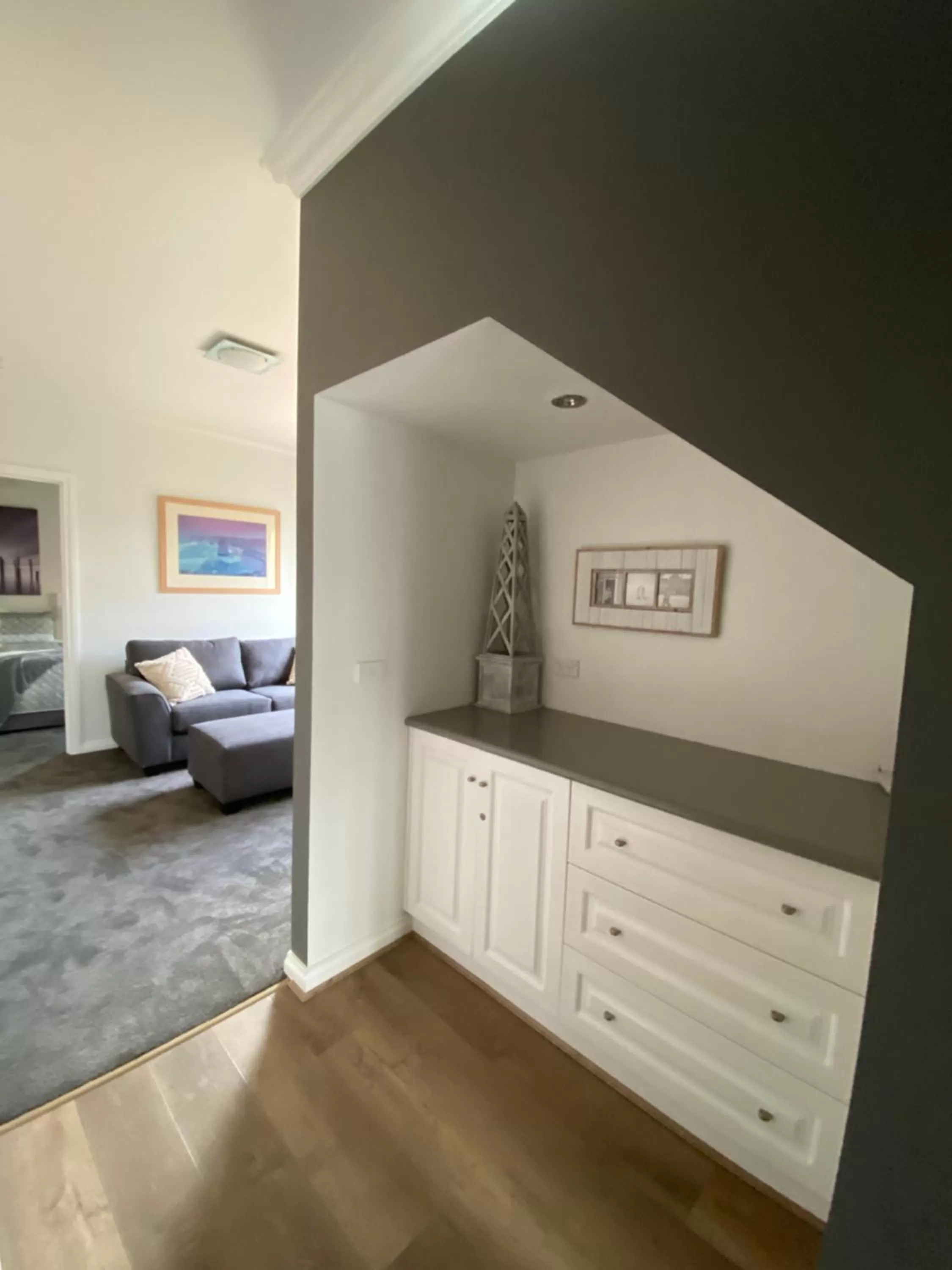 Seating area, Bed in Banyan Place