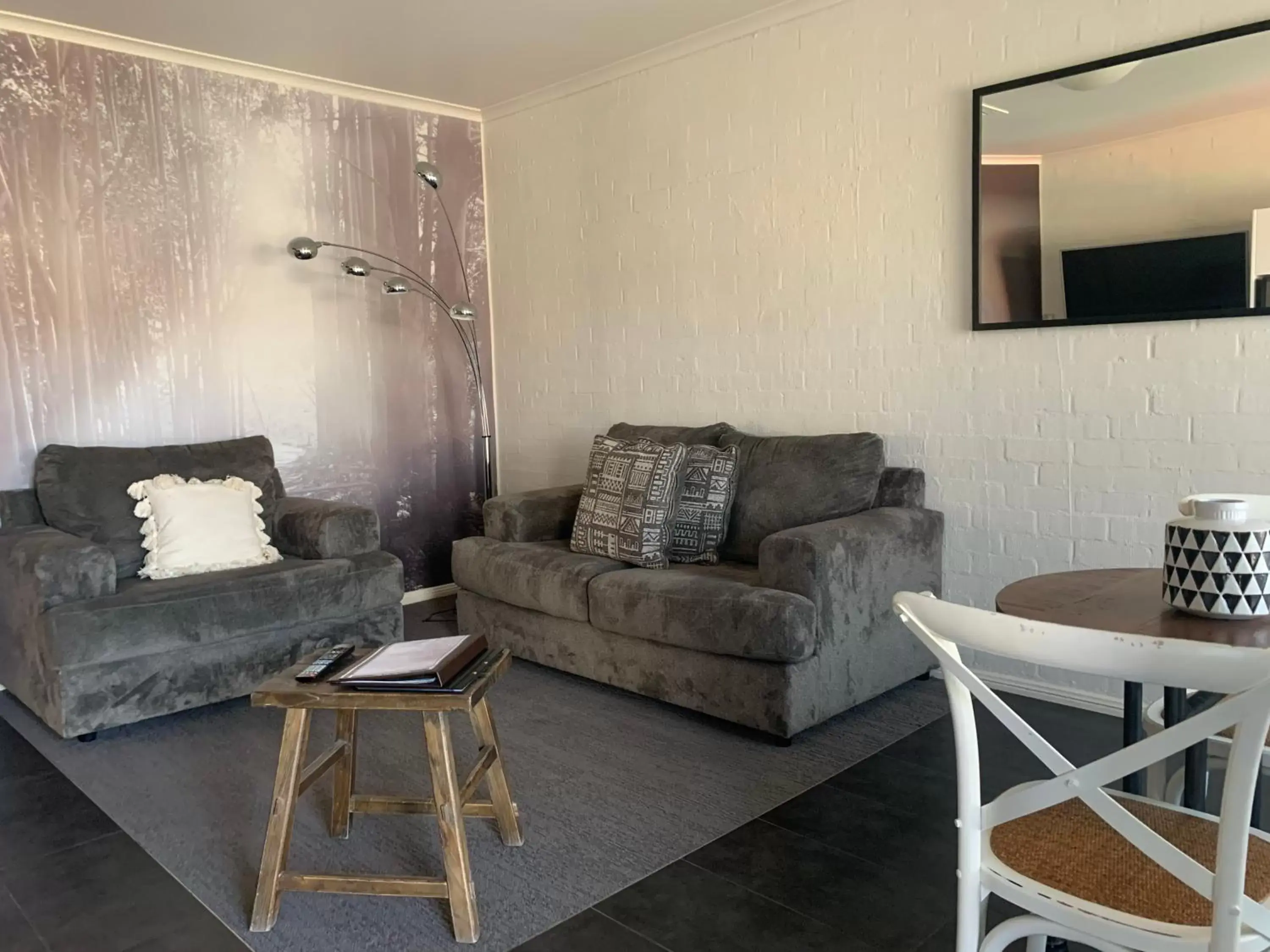 Seating Area in Blazing Stump Motel & Suites