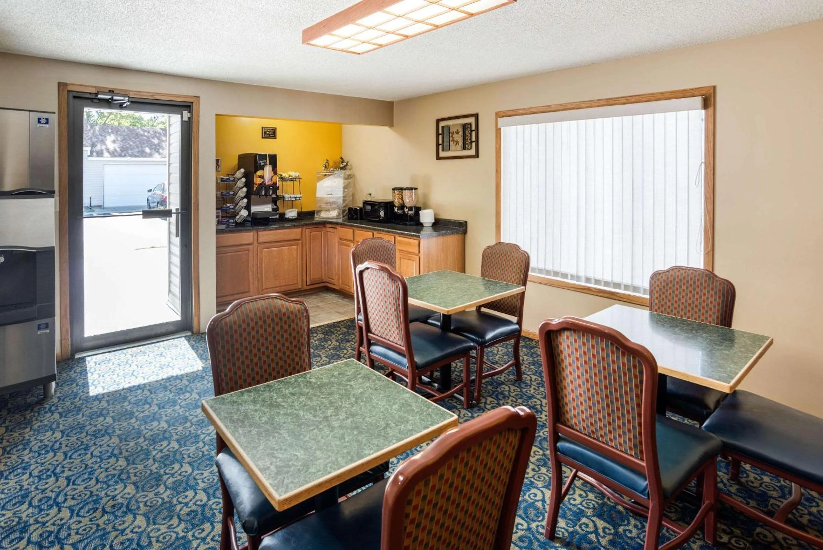 Restaurant/places to eat in Rodeway Inn & Suites
