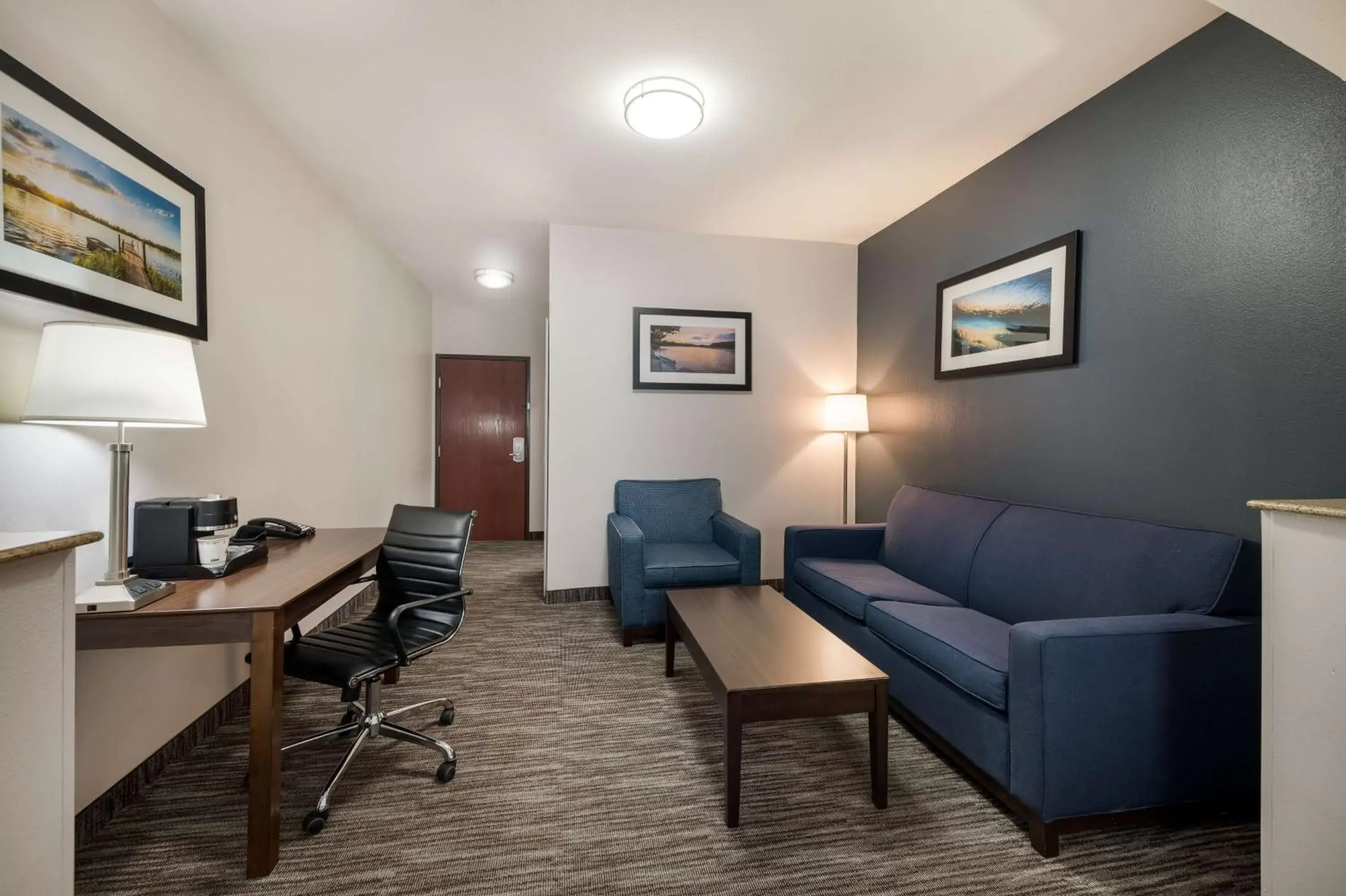 Photo of the whole room, Seating Area in Best Western Plus Lake Dallas Inn & Suites