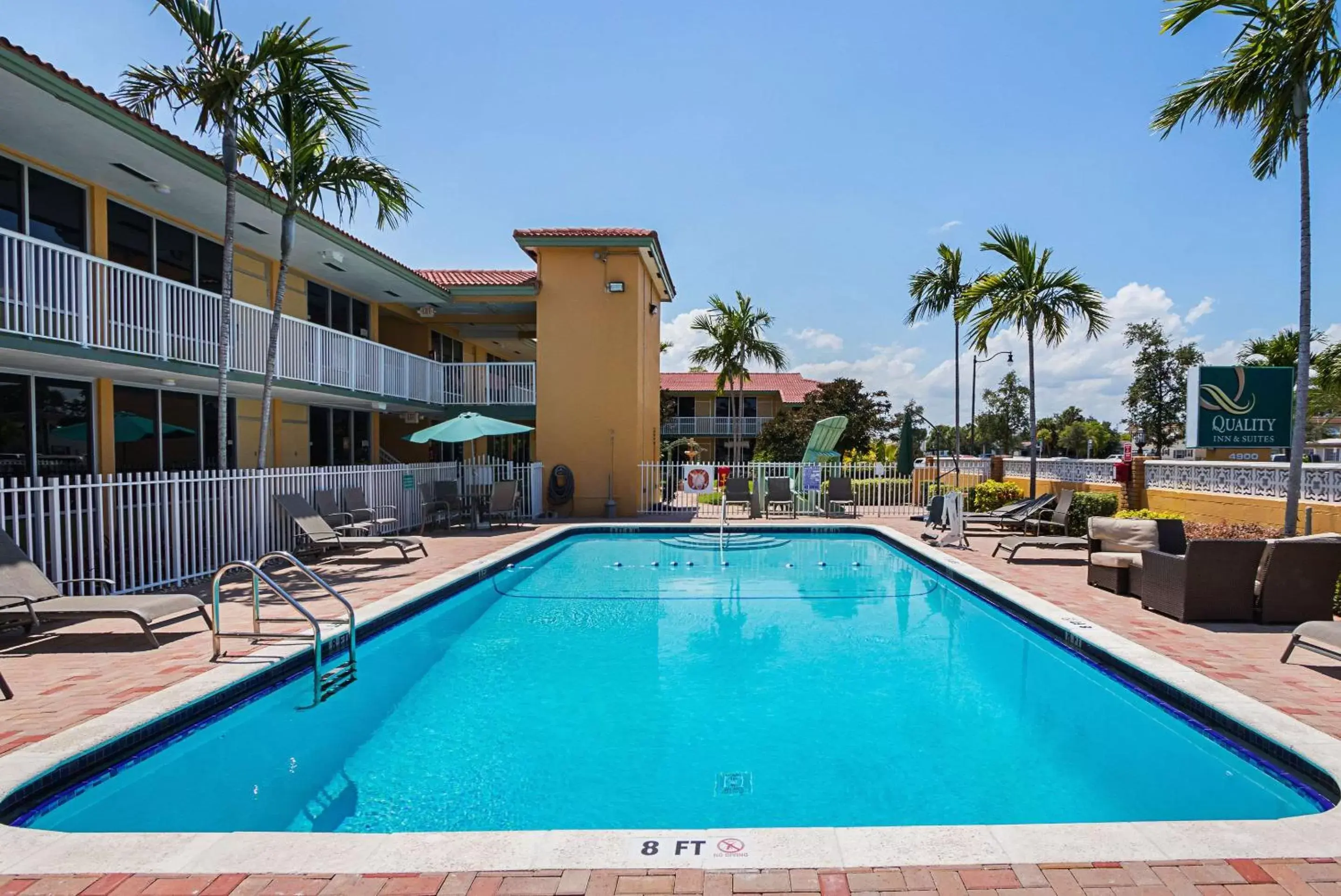 On site, Swimming Pool in Quality Inn & Suites Airport - Cruise Port Hollywood