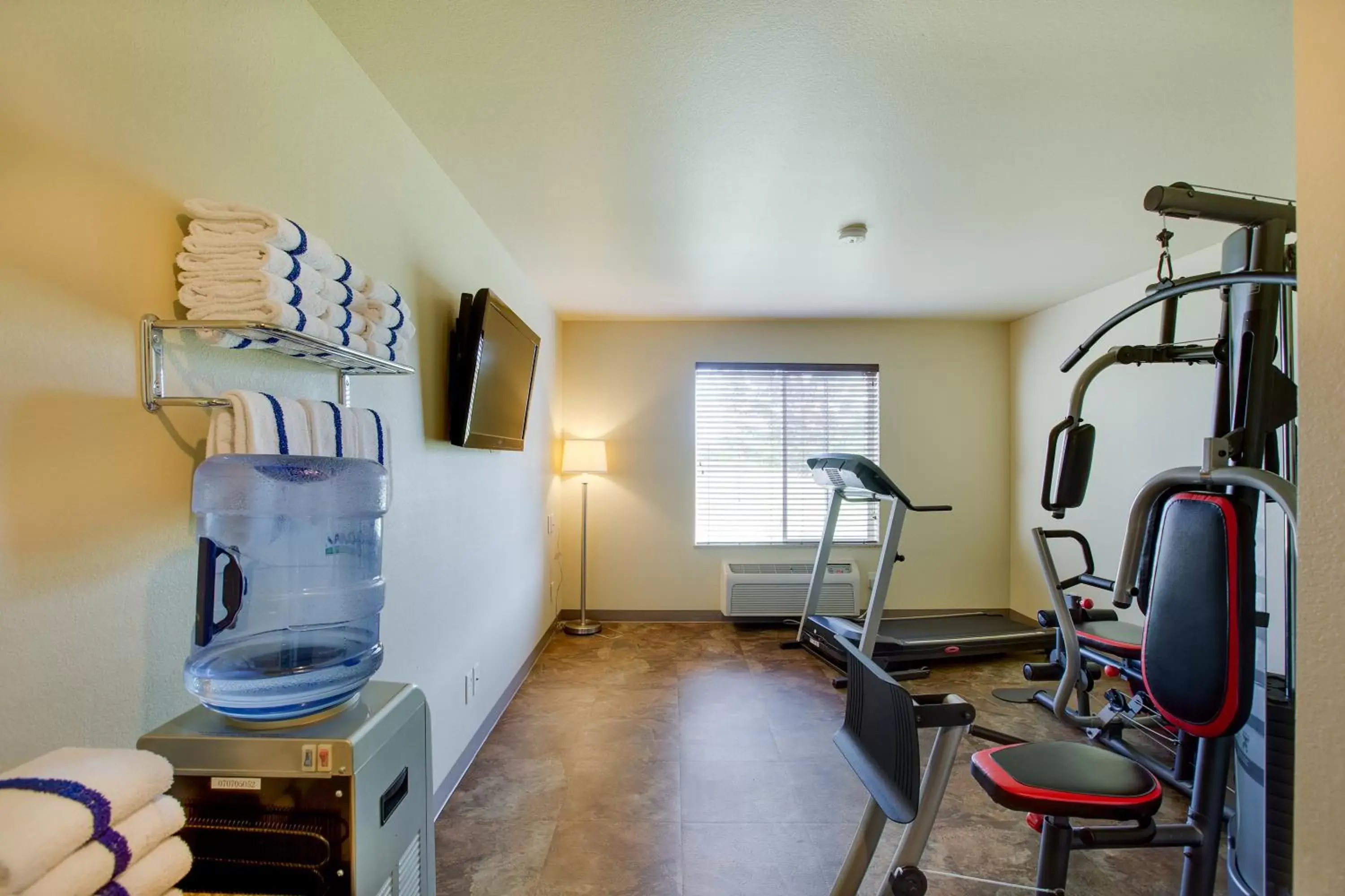 Fitness centre/facilities, Kitchen/Kitchenette in Cobblestone Inn & Suites - Clintonville