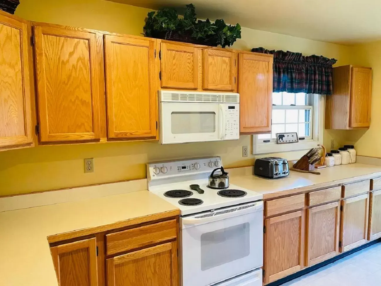 kitchen, Kitchen/Kitchenette in Drummond Island Resort & Conference Center