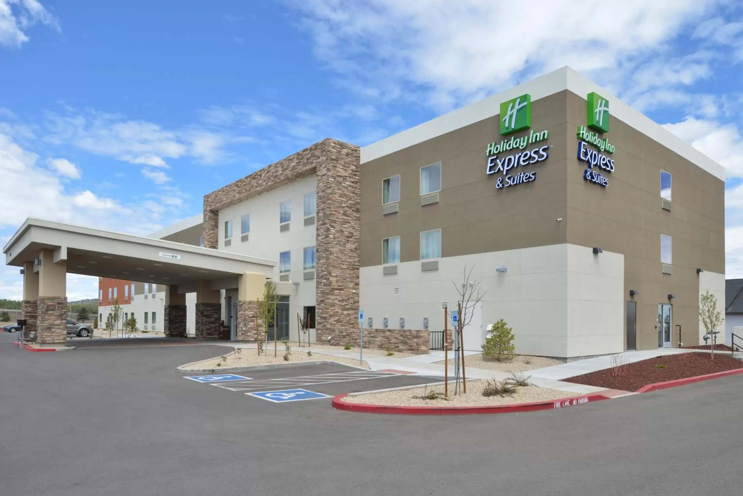 Property Building in Holiday Inn Express & Suites Williams, an IHG Hotel