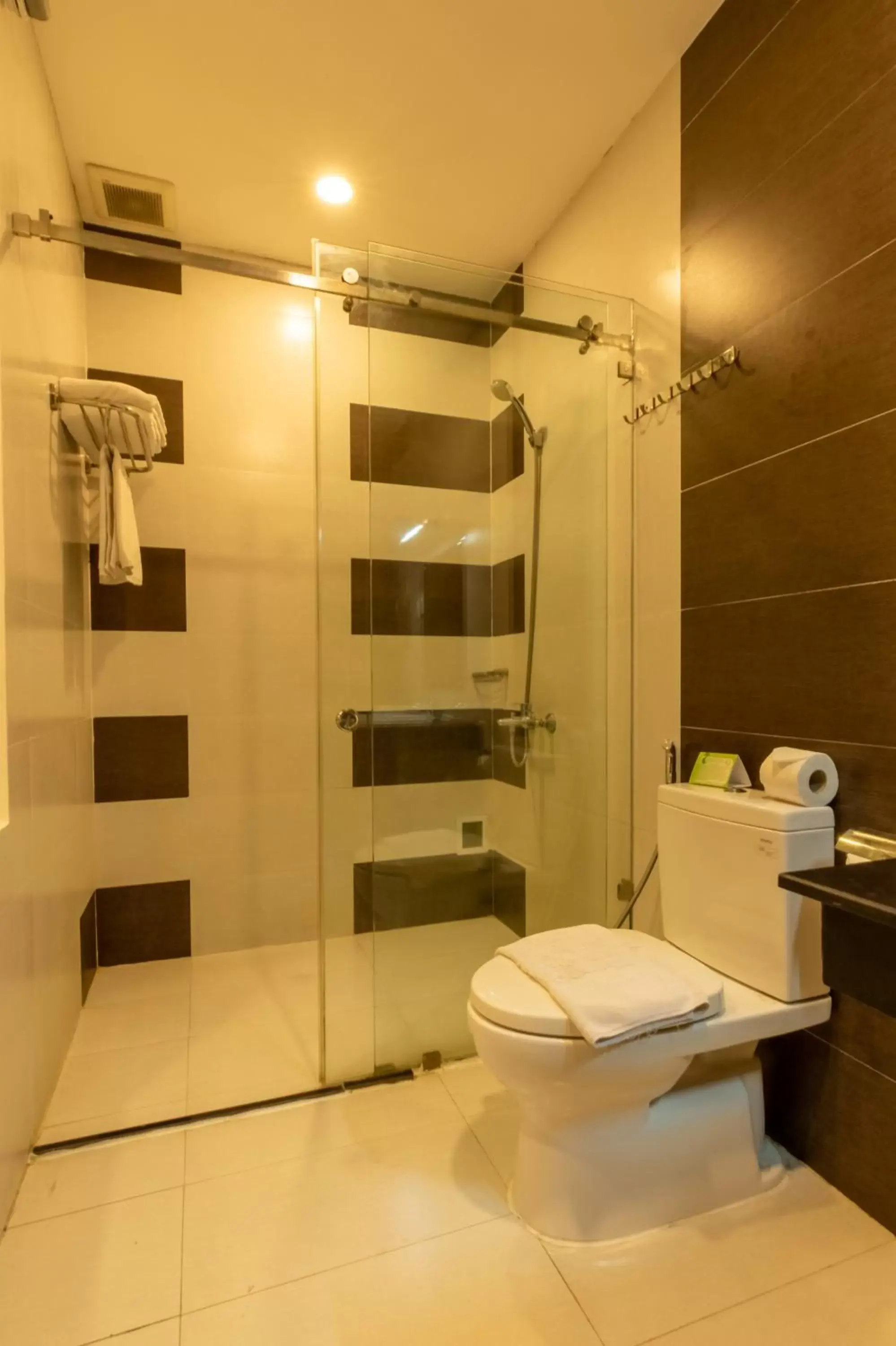 Toilet, Bathroom in Airport Saigon Hotel - Gần ẩm thực đêm chợ Phạm Văn Hai