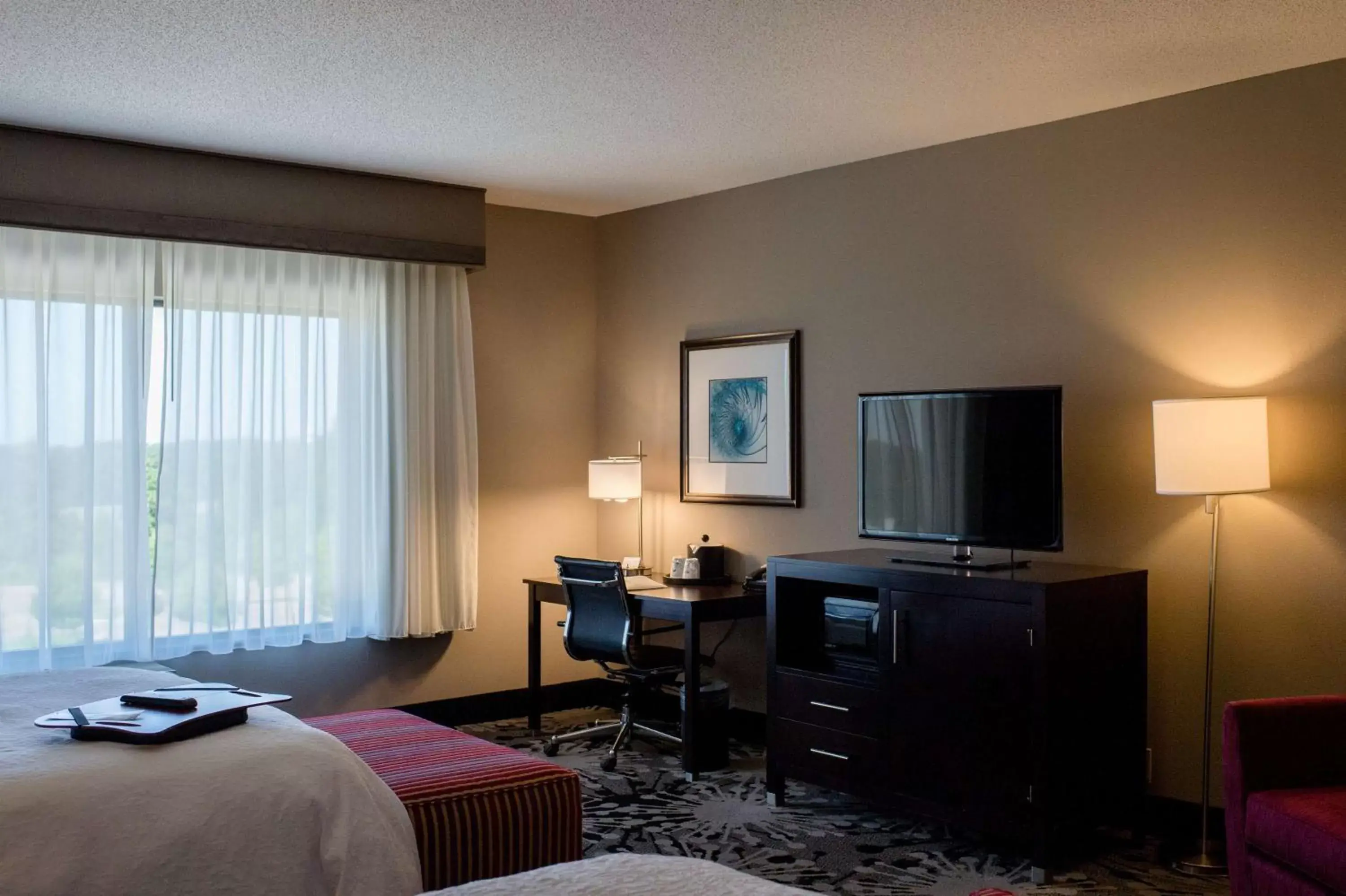 Living room, TV/Entertainment Center in Hampton Inn Oxford/Conference Center