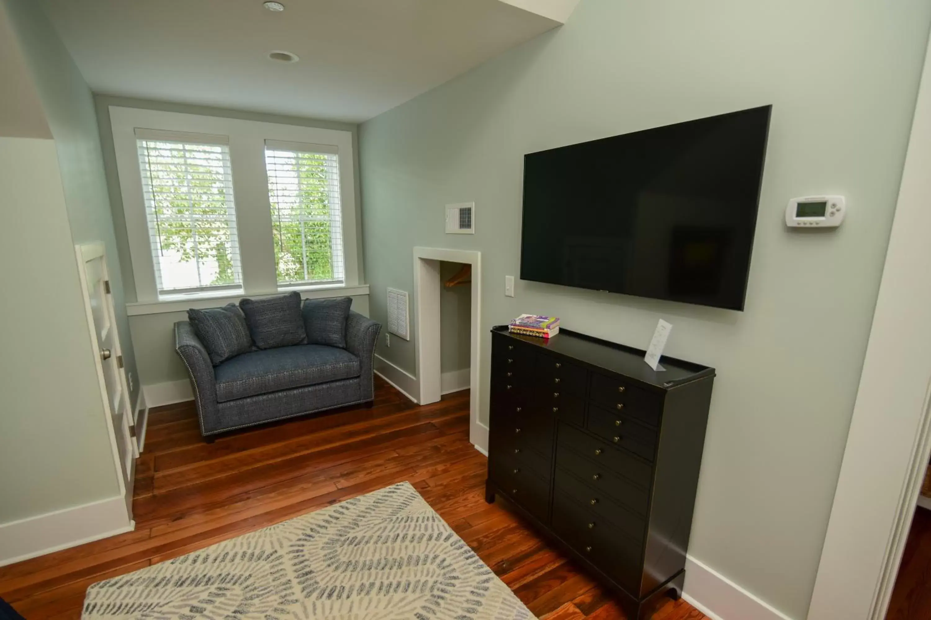 Seating area in 607 Bay Luxurious Guest Rooms