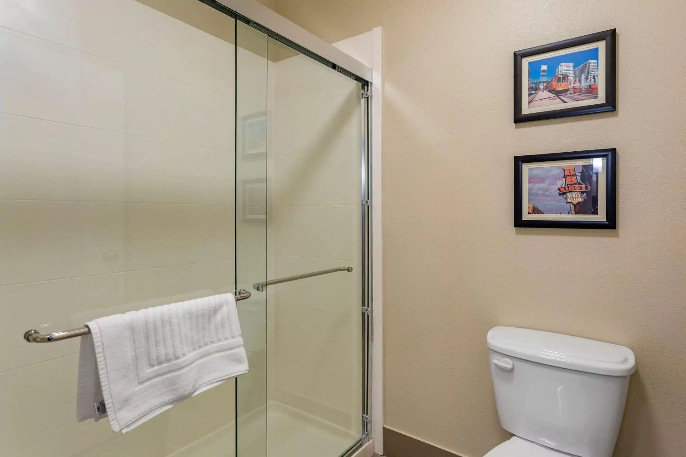 Bathroom in Comfort Suites Cordova