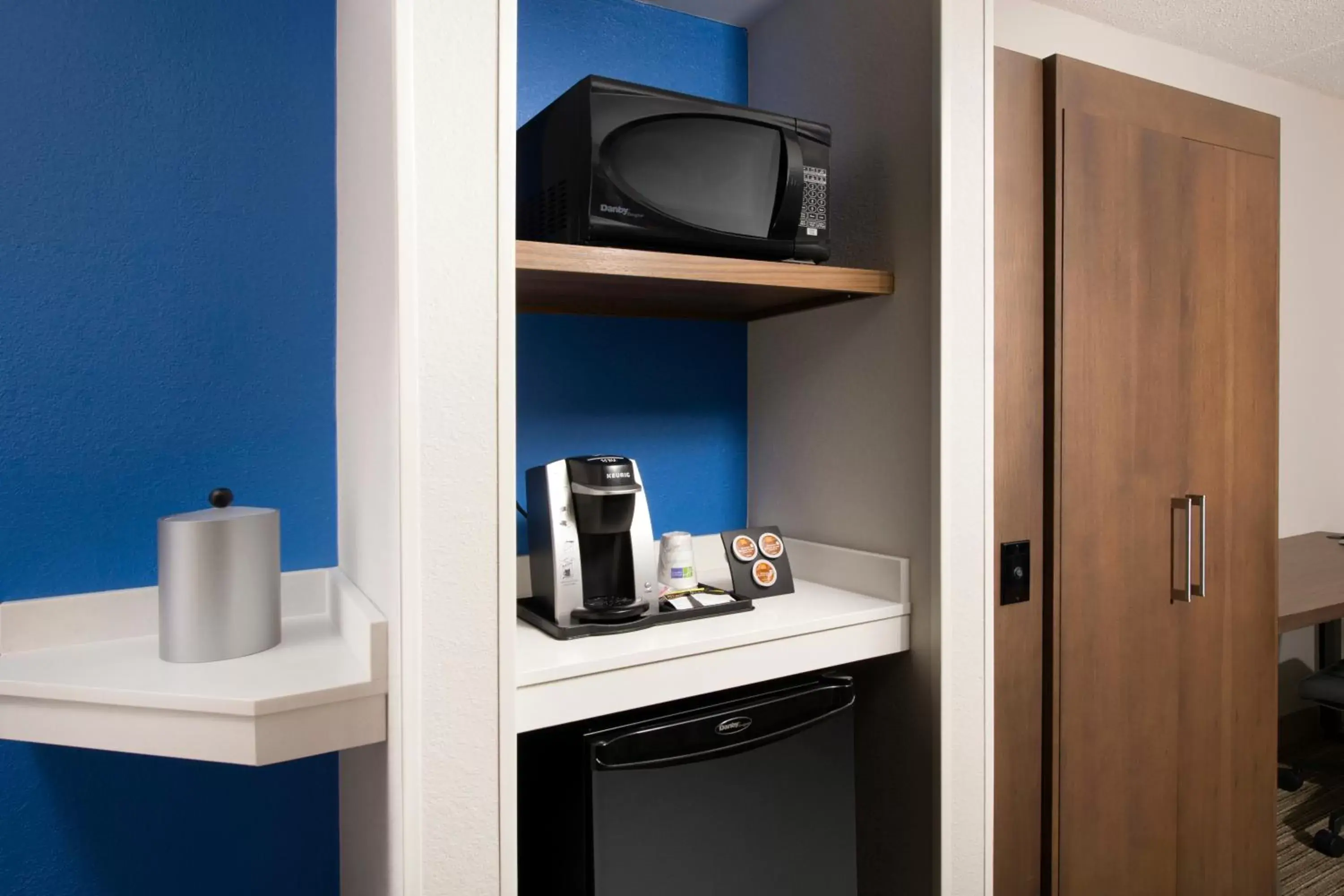 Photo of the whole room, Coffee/Tea Facilities in Holiday Inn Express & Suites Baltimore - BWI Airport North, an IHG Hotel