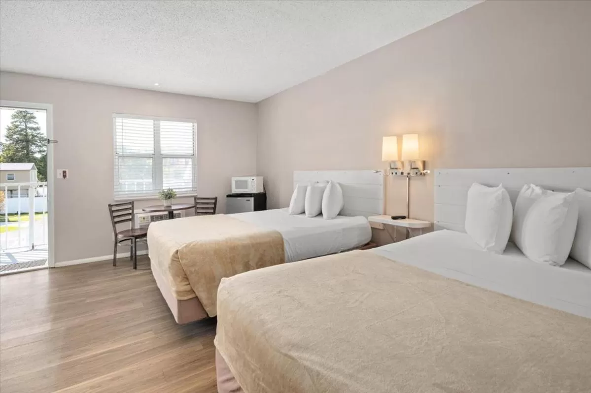 Bed in Beach Bum West-O Motel