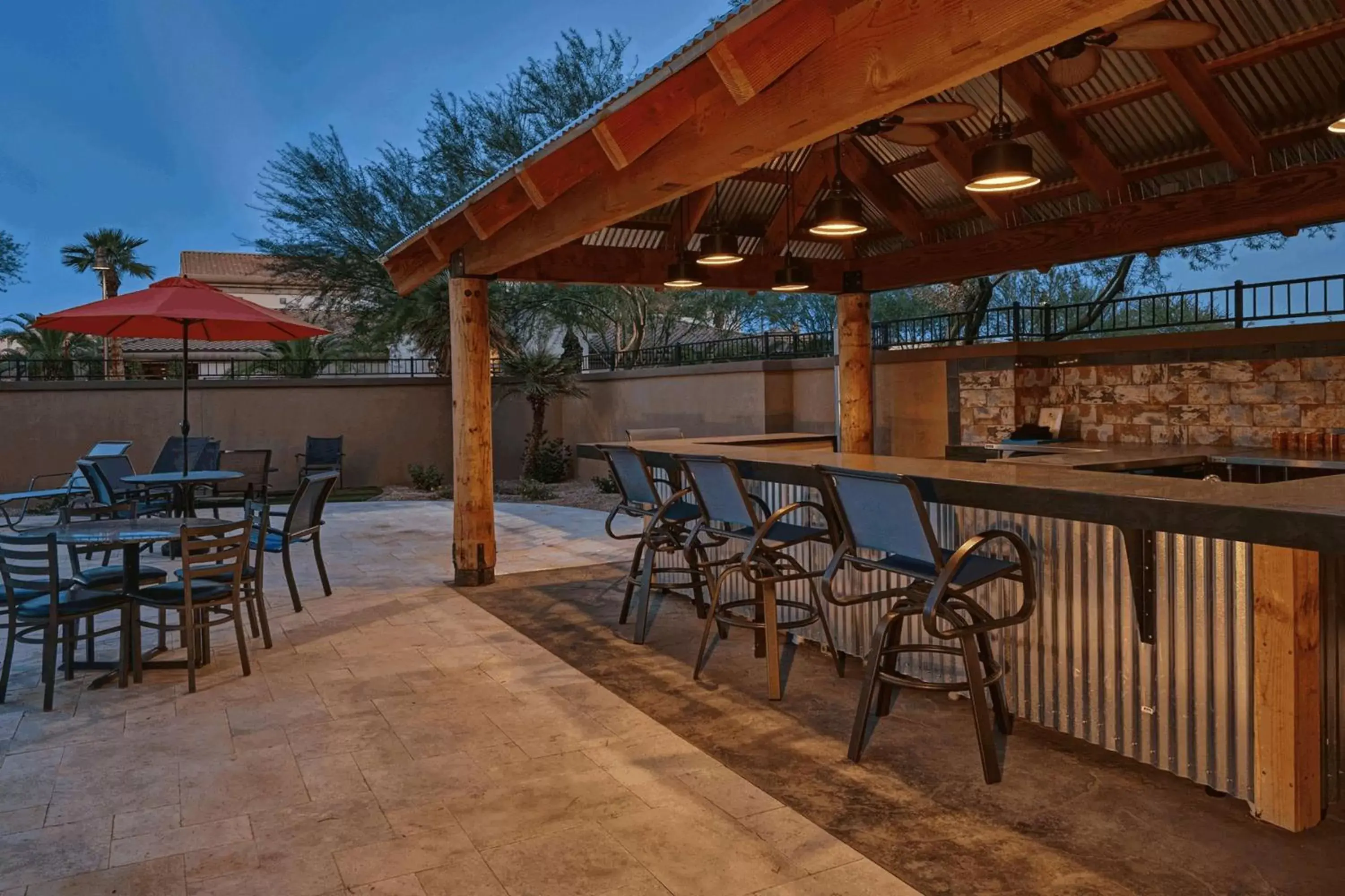 Lounge or bar, Restaurant/Places to Eat in DoubleTree by Hilton Phoenix-Gilbert