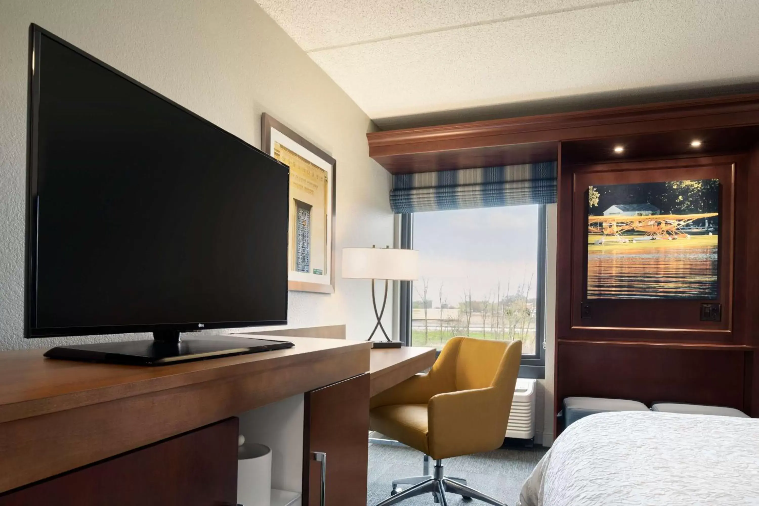 Bed, TV/Entertainment Center in Hampton Inn Appleton-Fox River Mall Area