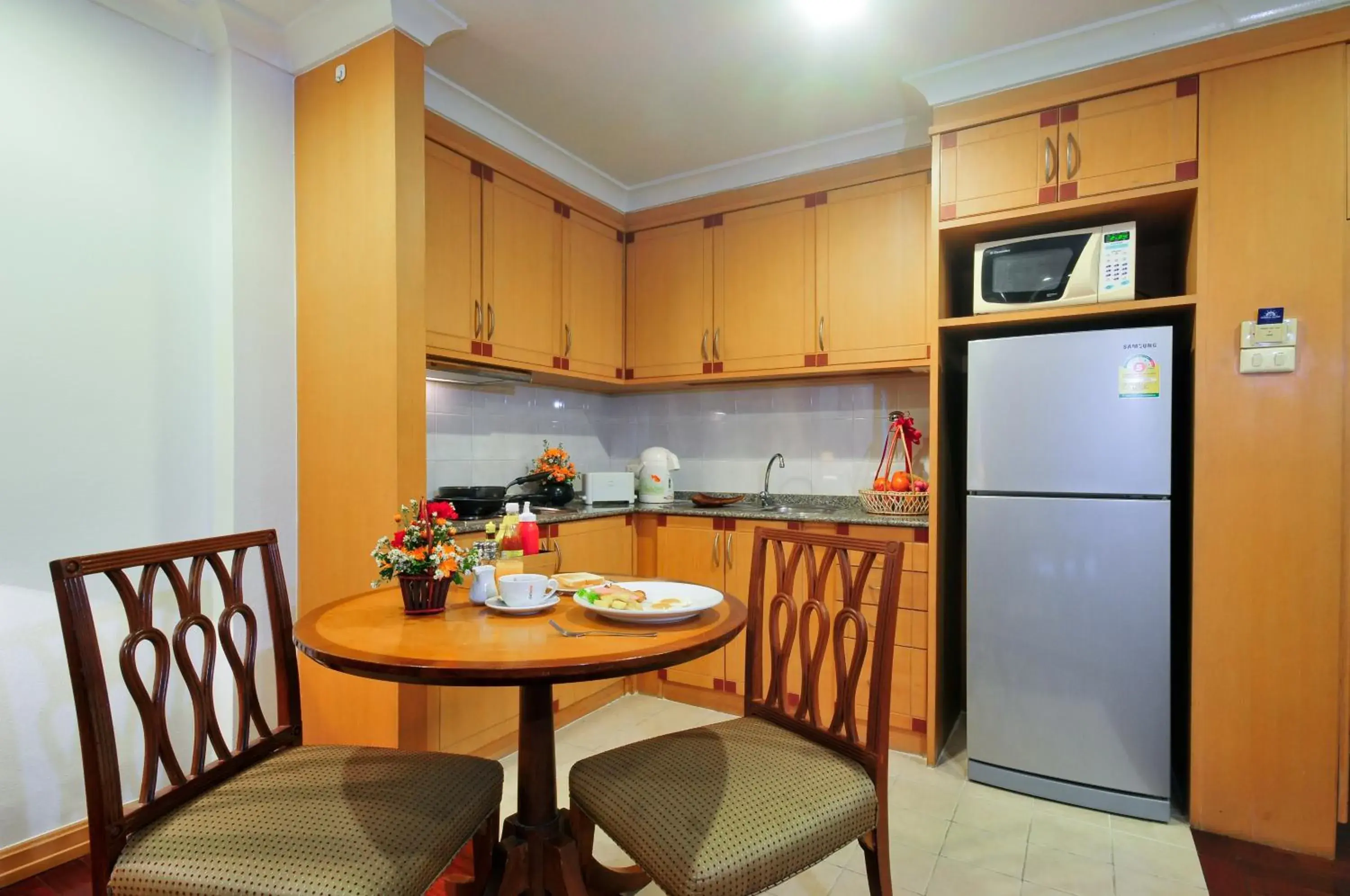 Living room, Kitchen/Kitchenette in Admiral Suites Bangkok