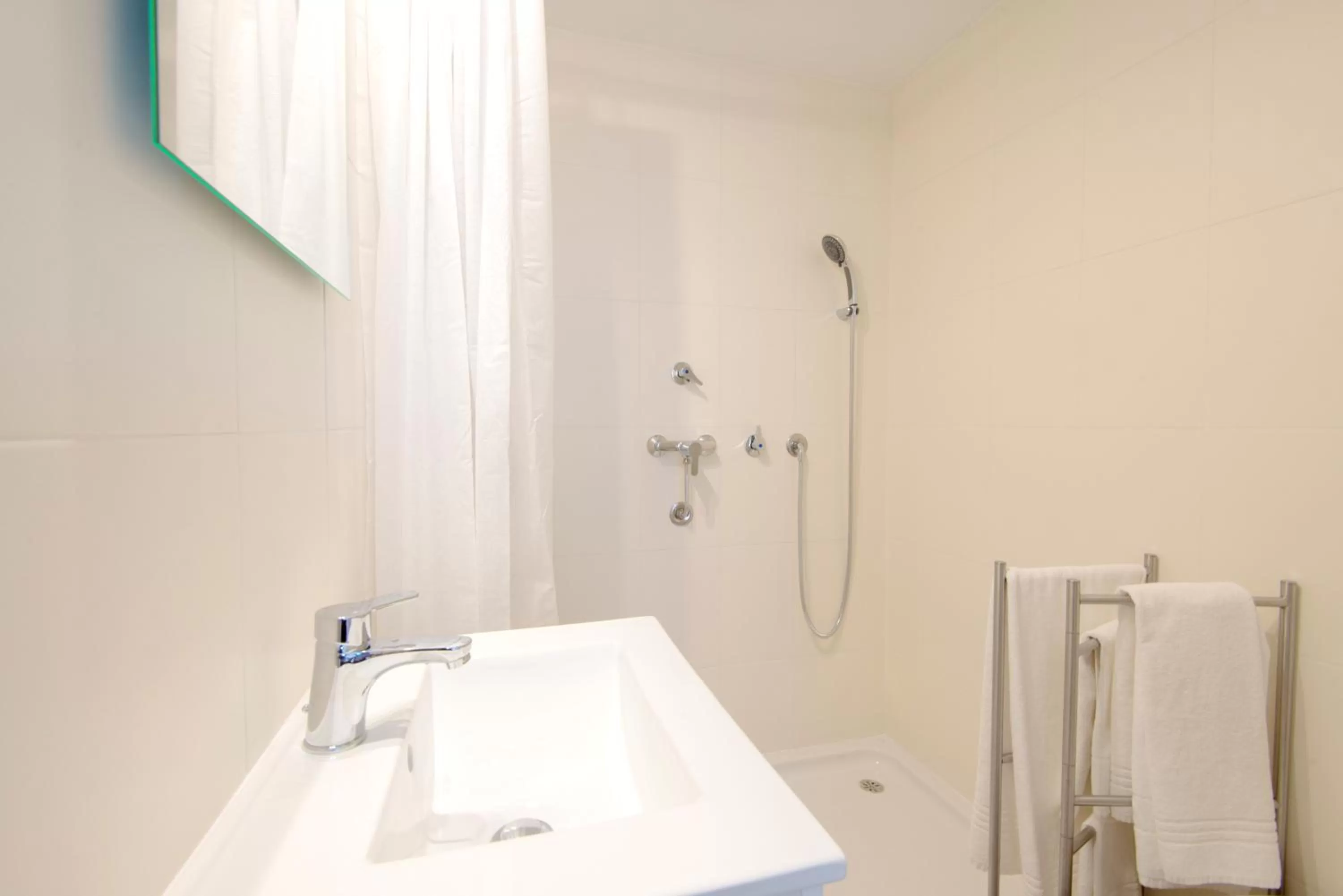 Shower in Penthouse with rooftop pool - Duna Parque Resorts & Hotels