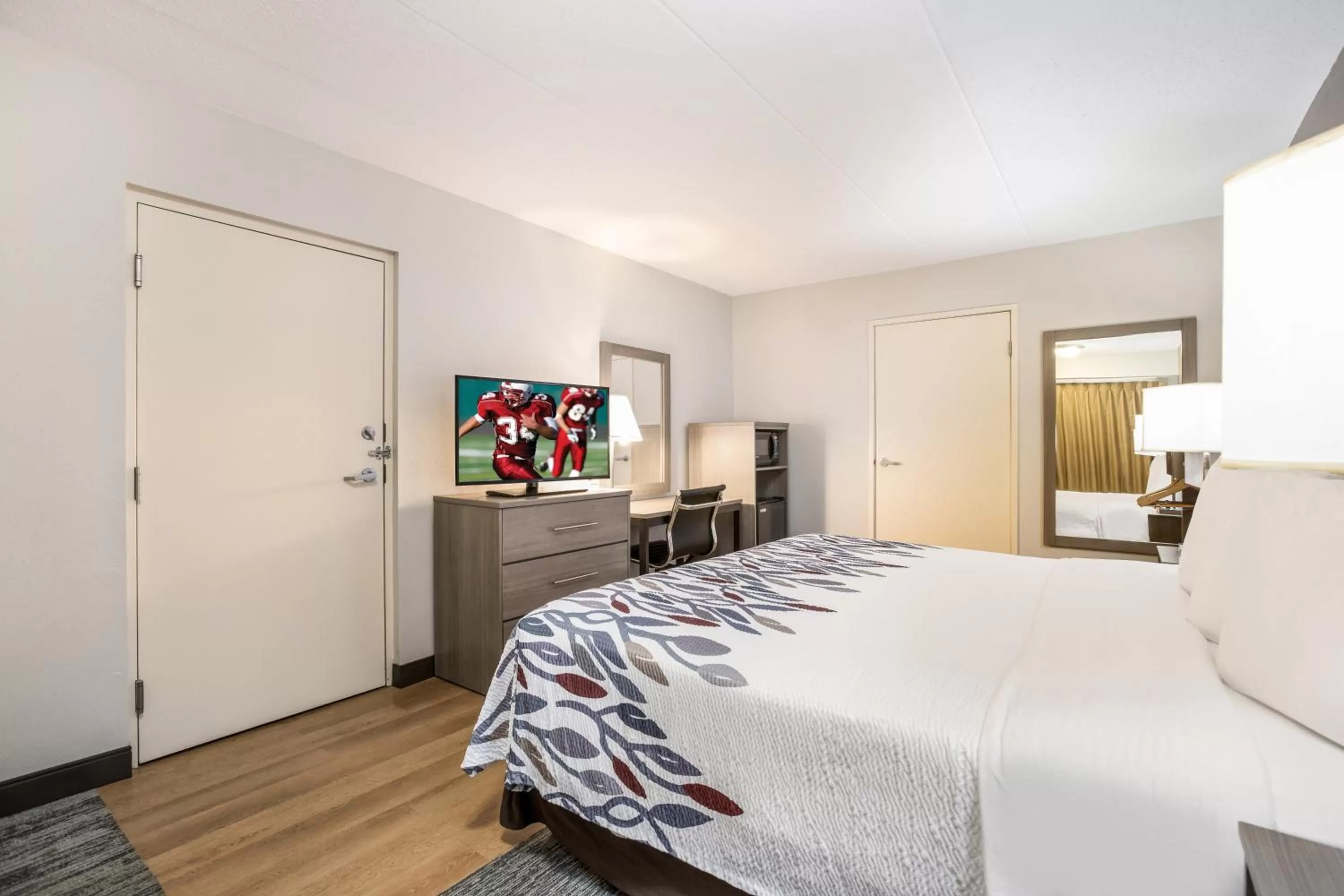 Bedroom, Bed in Red Roof Inn Lansing West - MSU