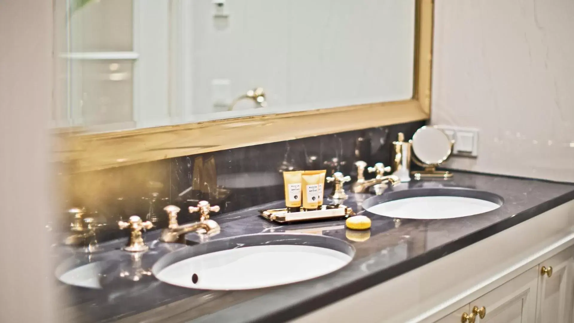 Bathroom in Palais Coburg Hotel Residenz