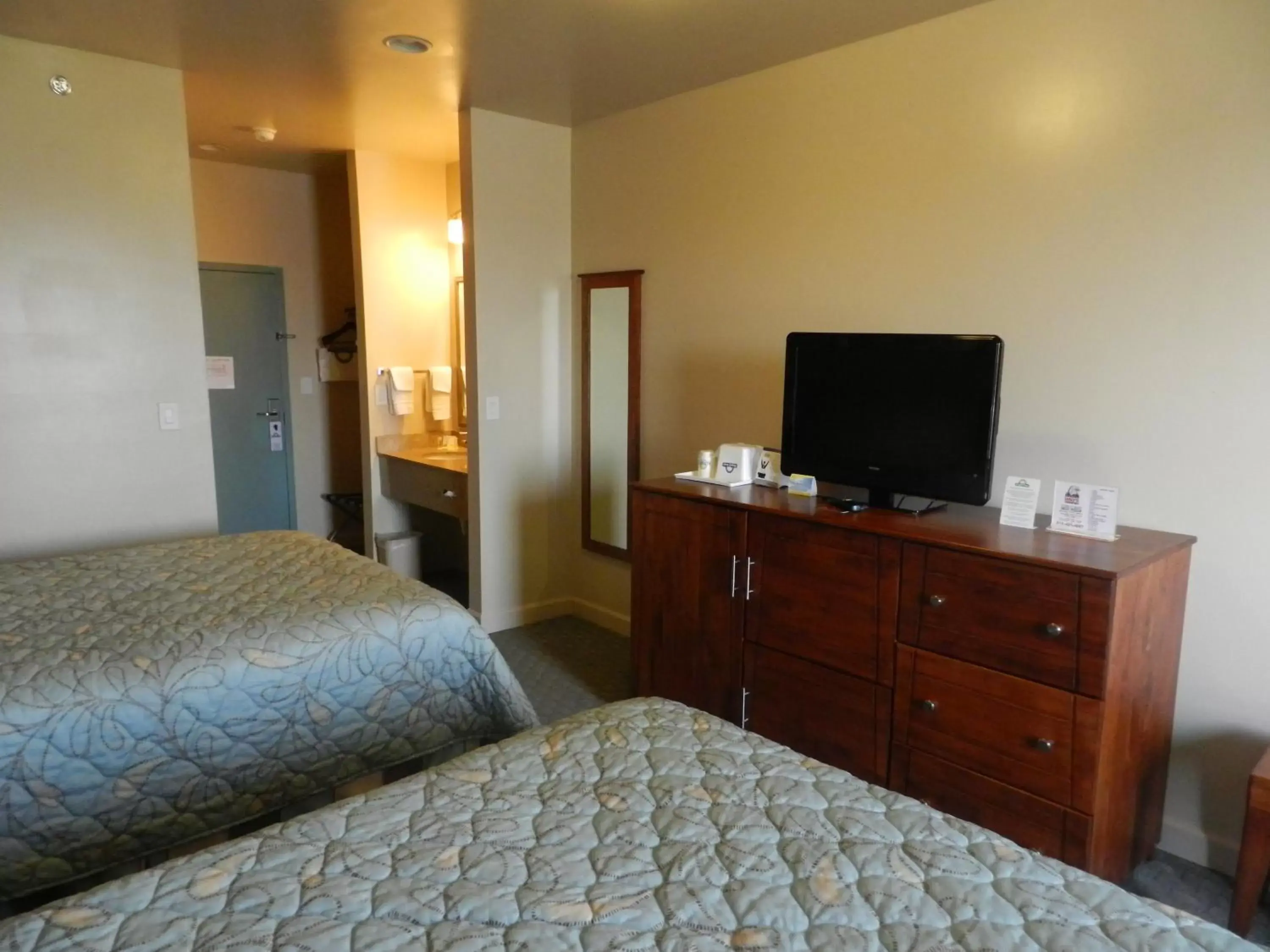 Bedroom, TV/Entertainment Center in Days Inn by Wyndham Downtown St. Louis