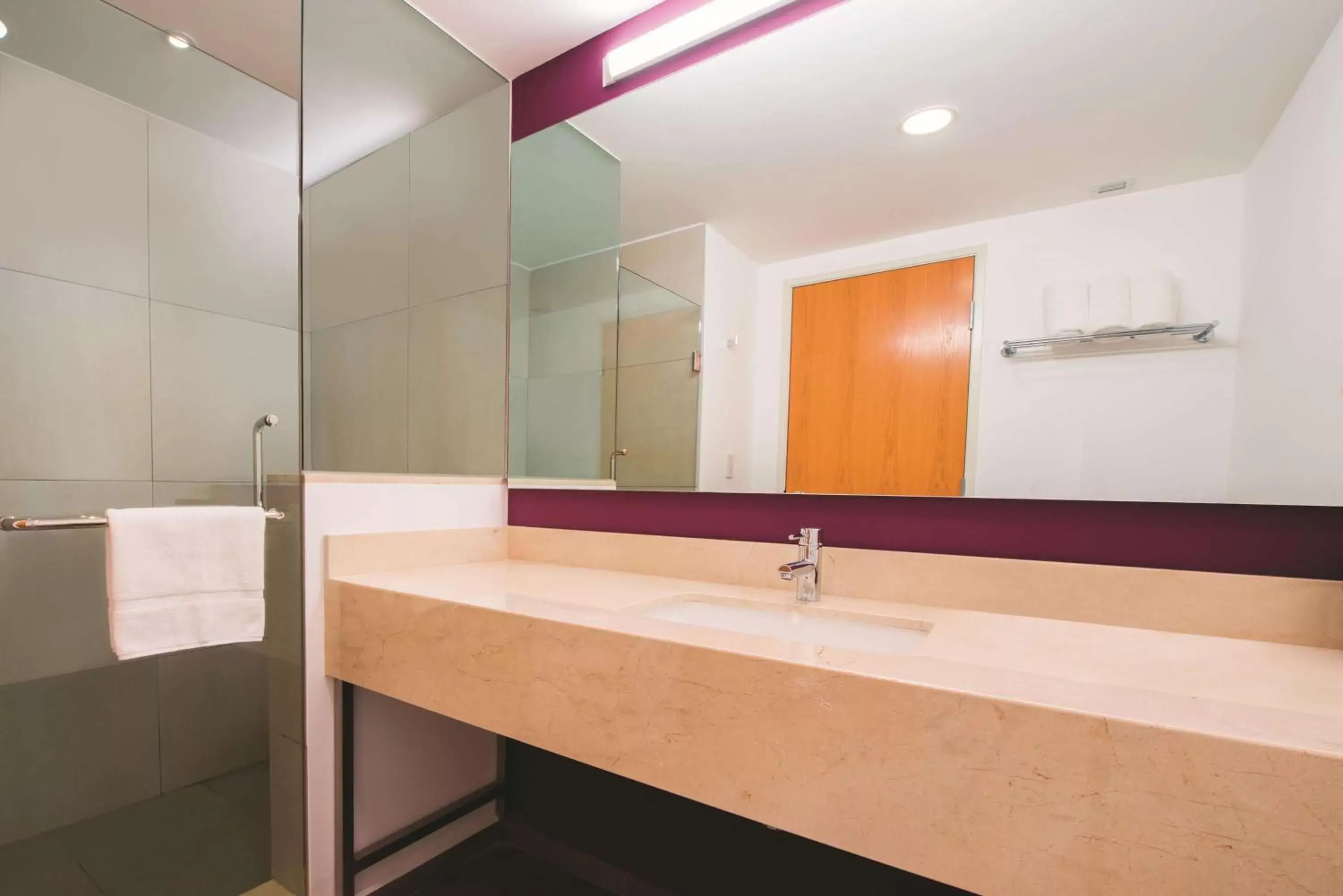 Photo of the whole room, Bathroom in La Quinta by Wyndham San Jose Chiapa Puebla