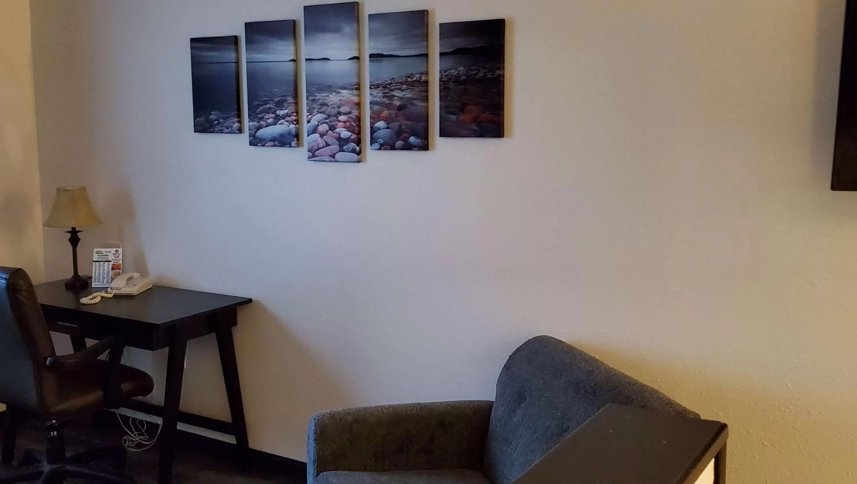 Photo of the whole room in Jasper Ridge Inn Ishpeming