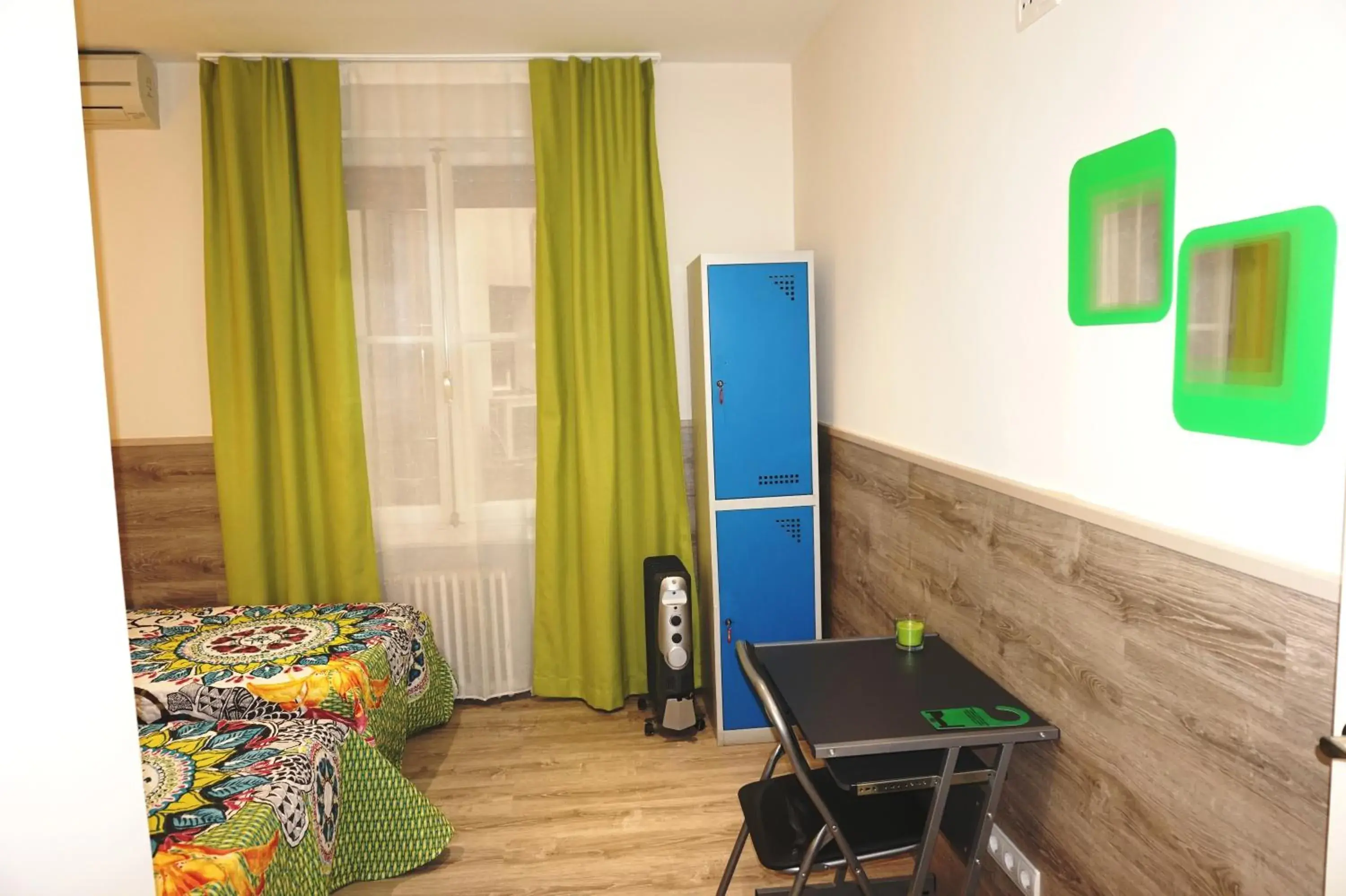 Photo of the whole room, Seating Area in Hostel Muchomadrid