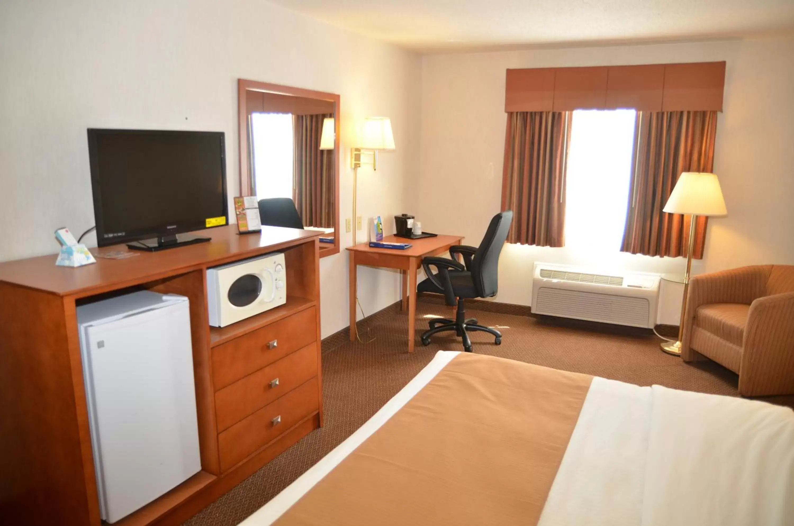 Business facilities, Bed in Baymont by Wyndham Port Huron