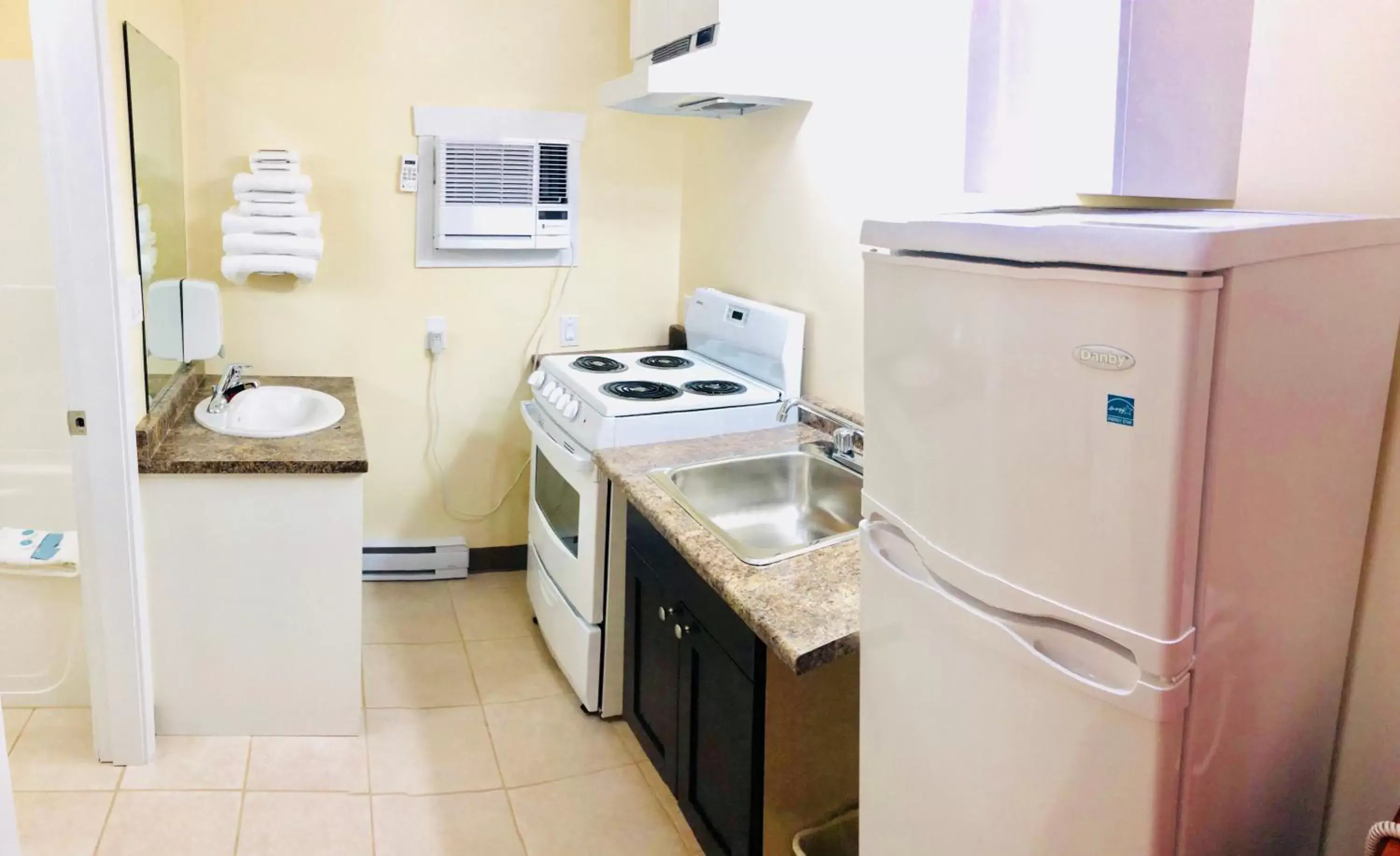 Kitchen or kitchenette, Kitchen/Kitchenette in Kings Motor Inn