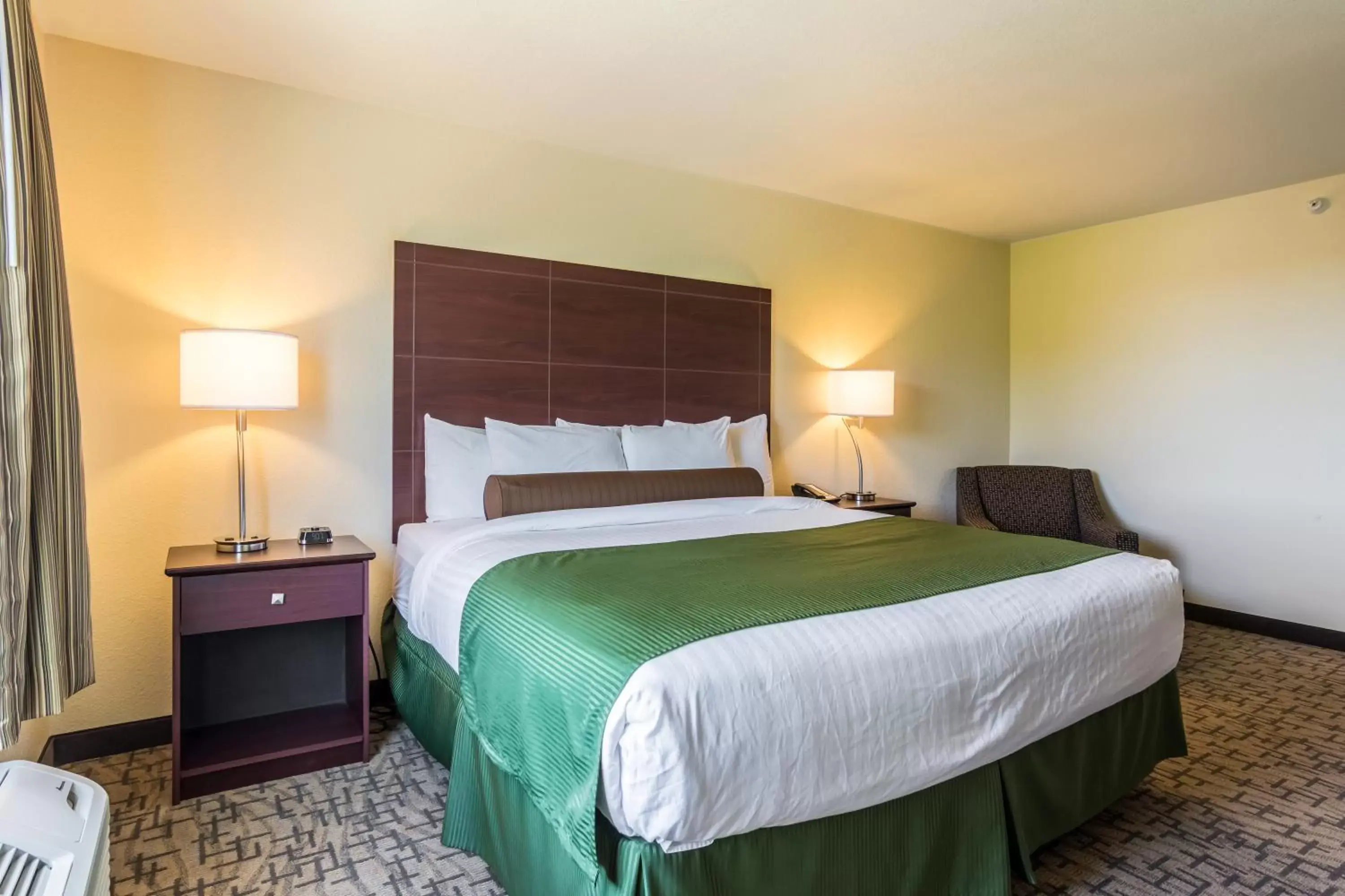 Bed in Cobblestone Hotel & Suites - Erie