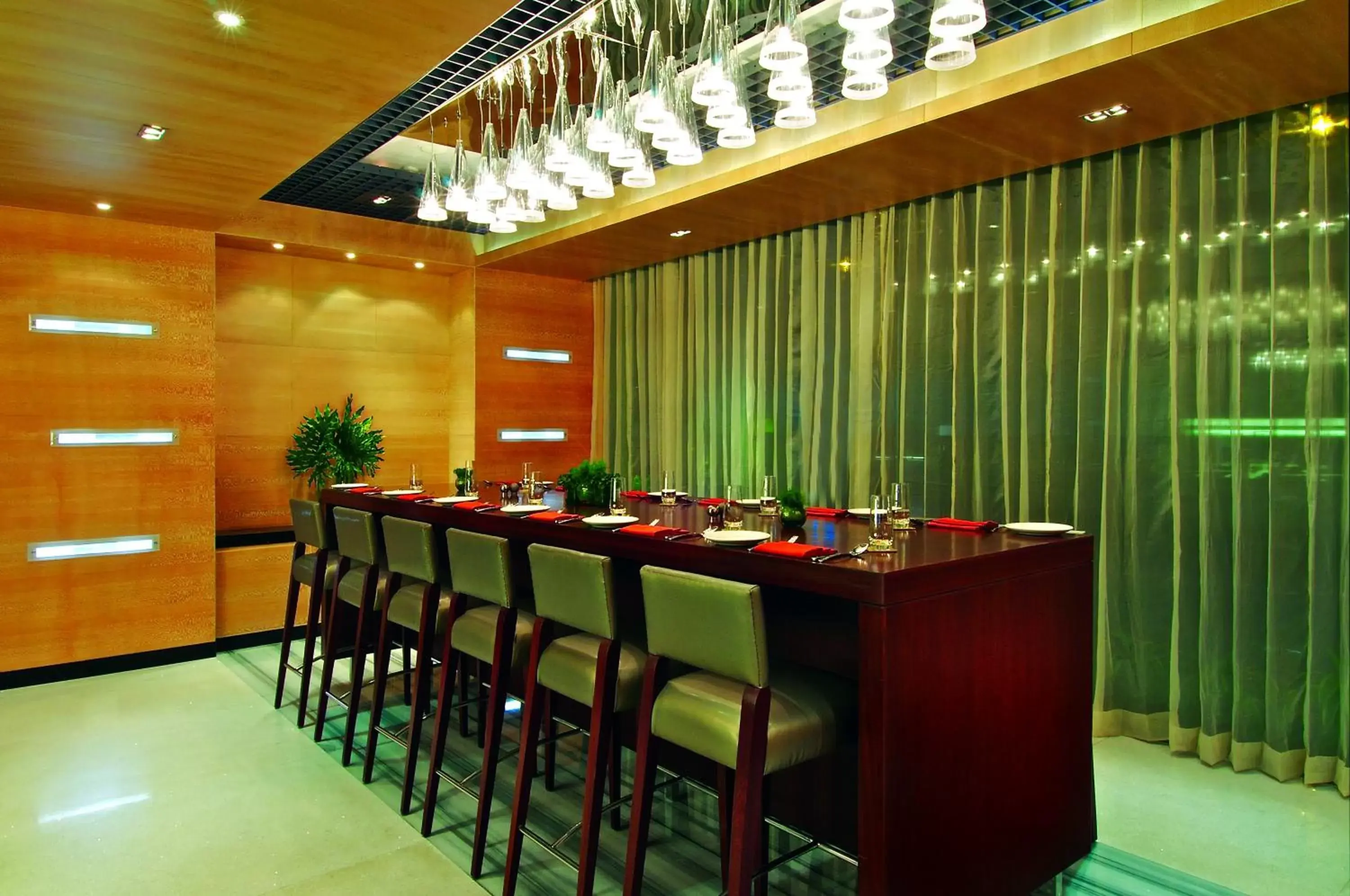 Lounge or bar, Restaurant/Places to Eat in Vivanta Hyderabad, Begumpet