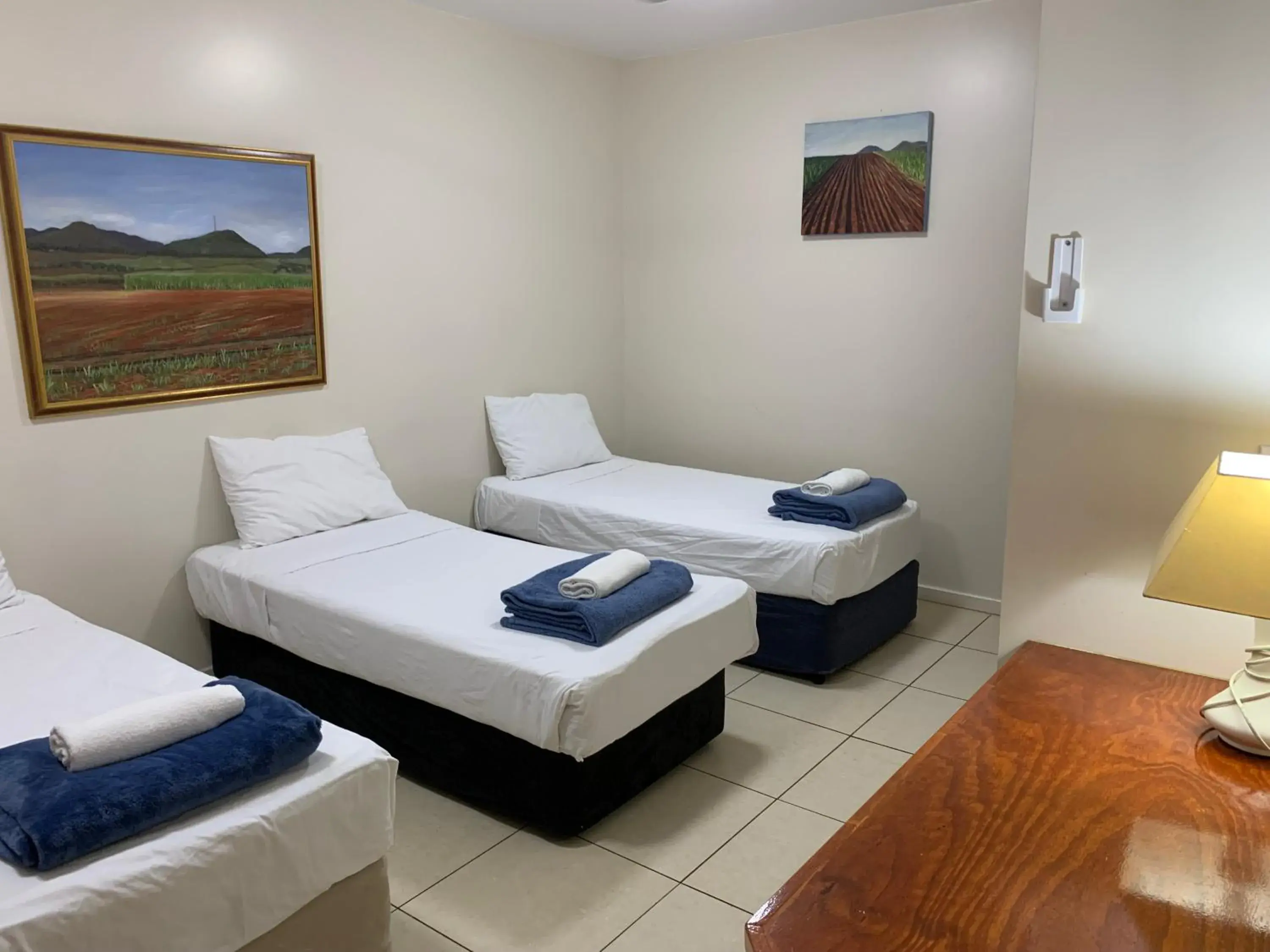 Photo of the whole room, Bed in Cairns City Sheridan Motel