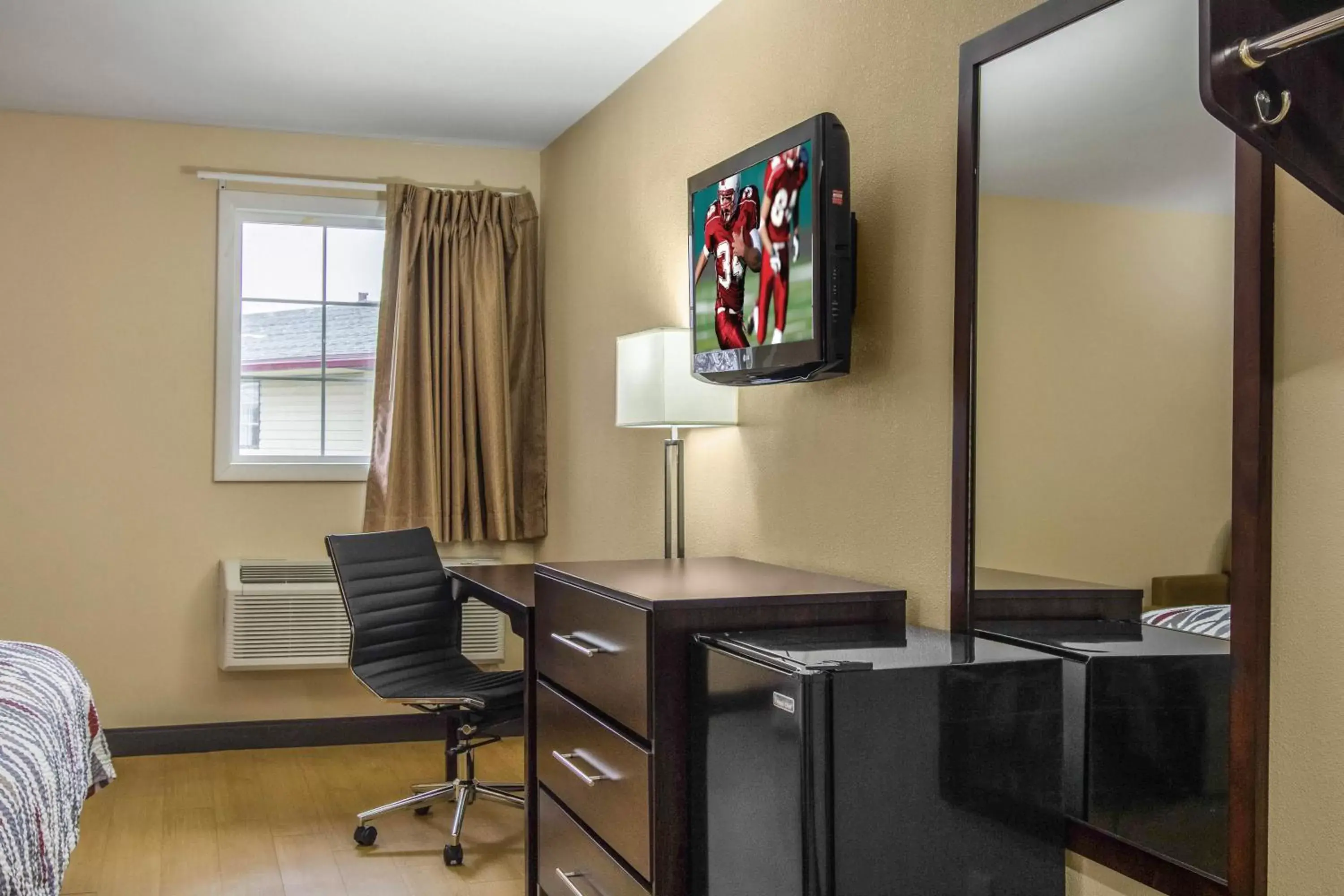 Photo of the whole room, TV/Entertainment Center in Red Roof Inn Perrysburg