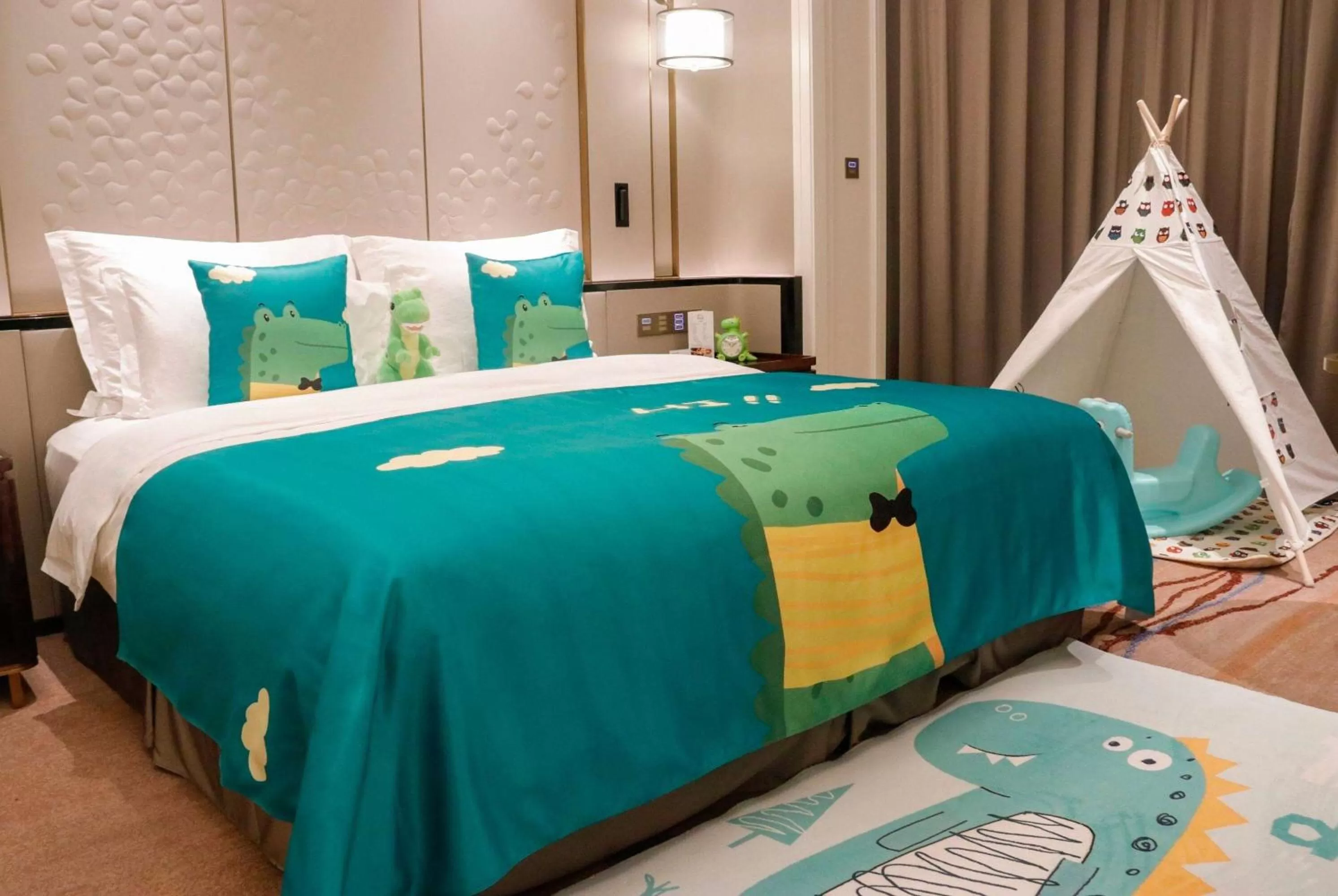 Bed in Wyndham Qingdao l Free Fixed-Time Shuttle Service Between Hotel and Airport & North Railway Station l Outdoor Children's Amusement Park l 1-Hour Play Snooker or Table Tennis