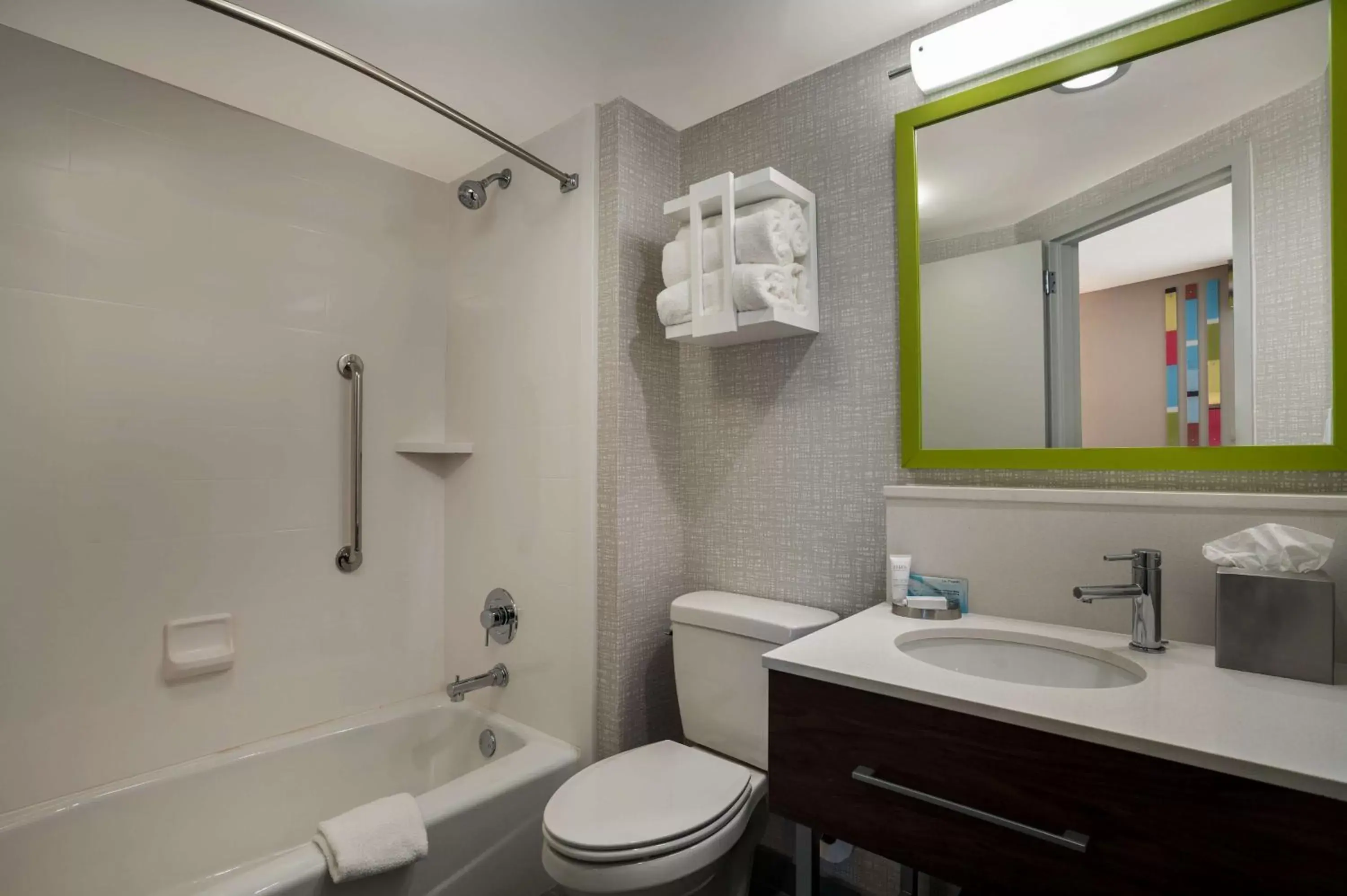 Shower, Bathroom in Hampton Inn Gadsden
