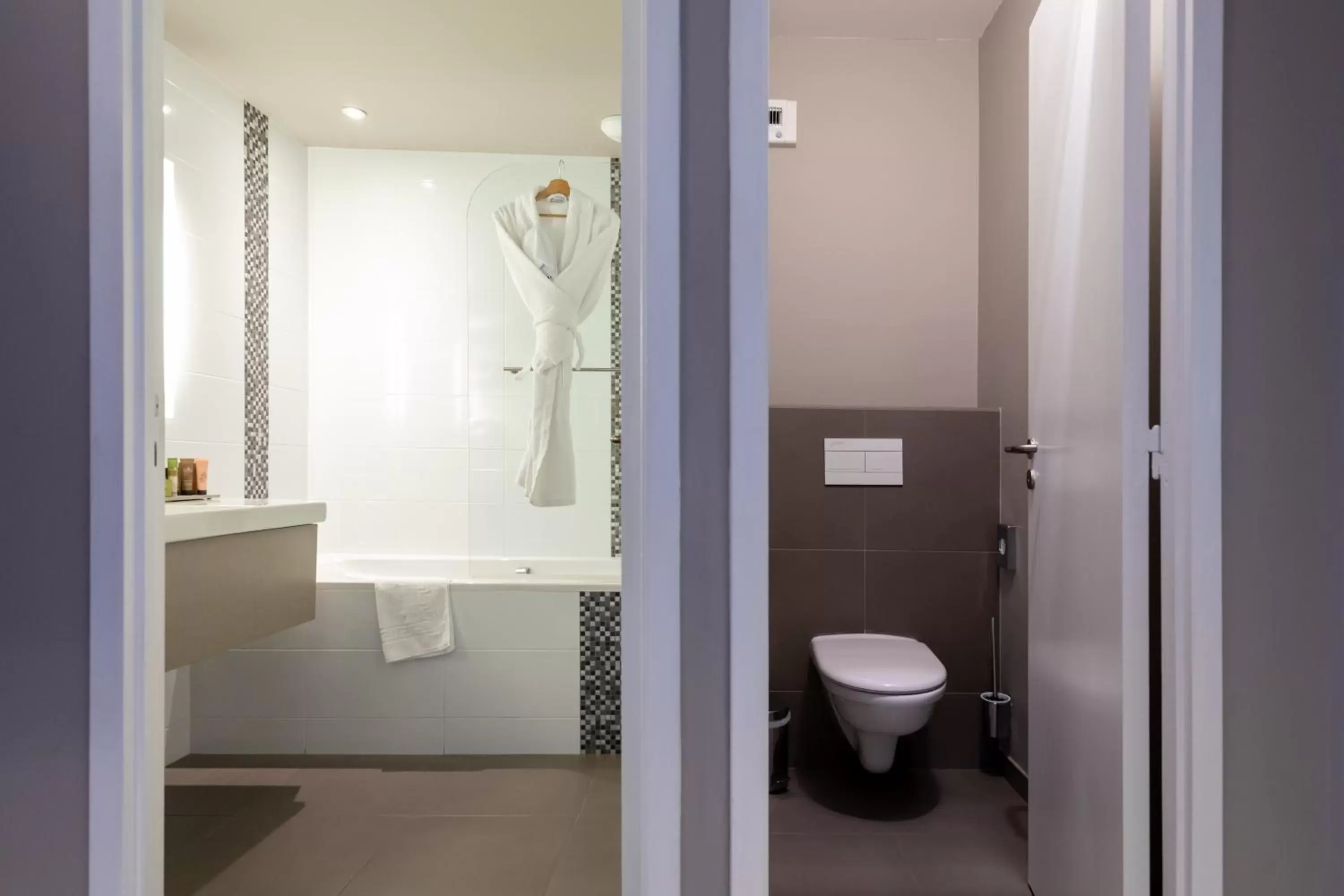 Bathroom in Best Western Plus Metz Technopole