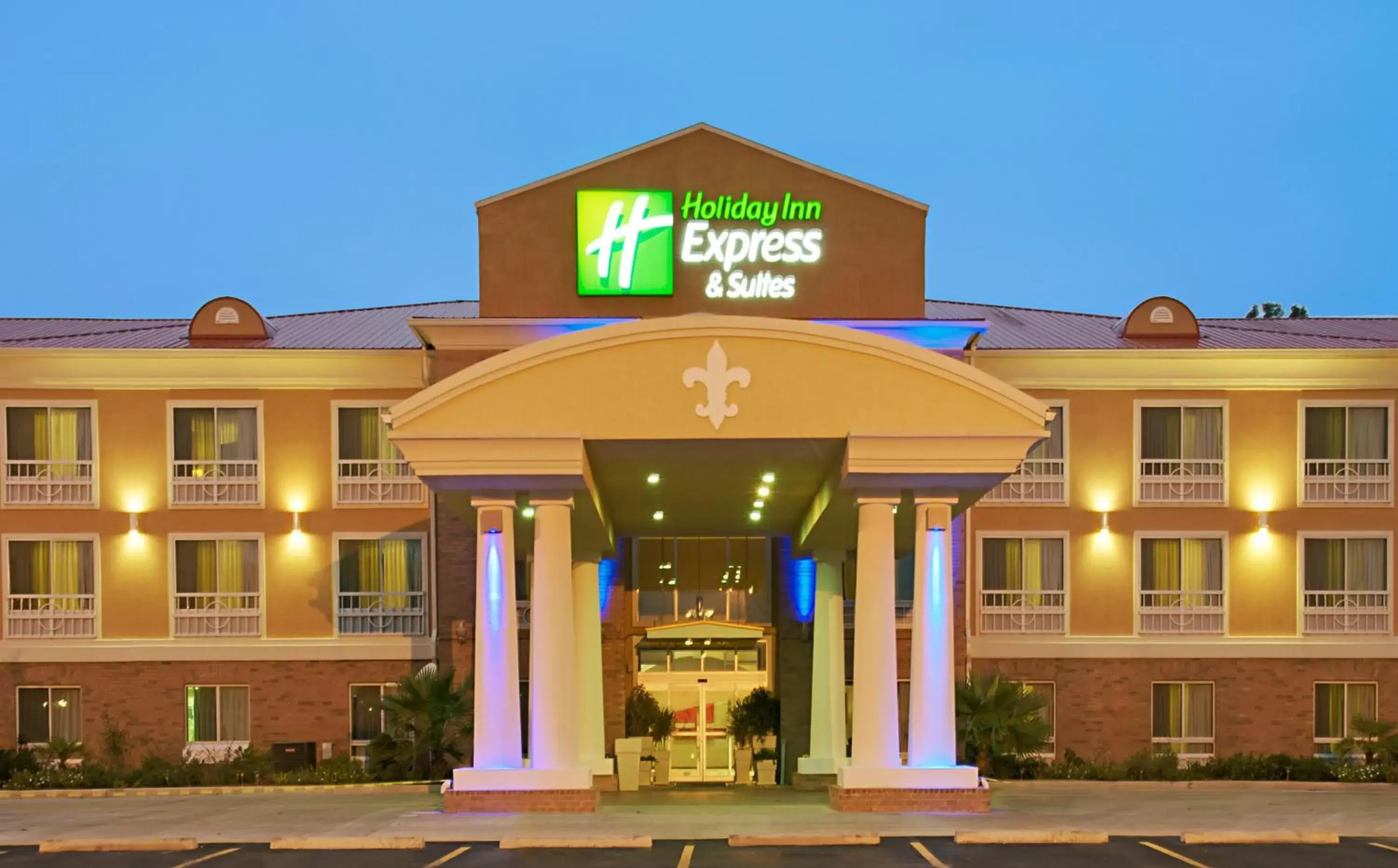 Property Building in Holiday Inn Express & Suites Alexandria, an IHG Hotel