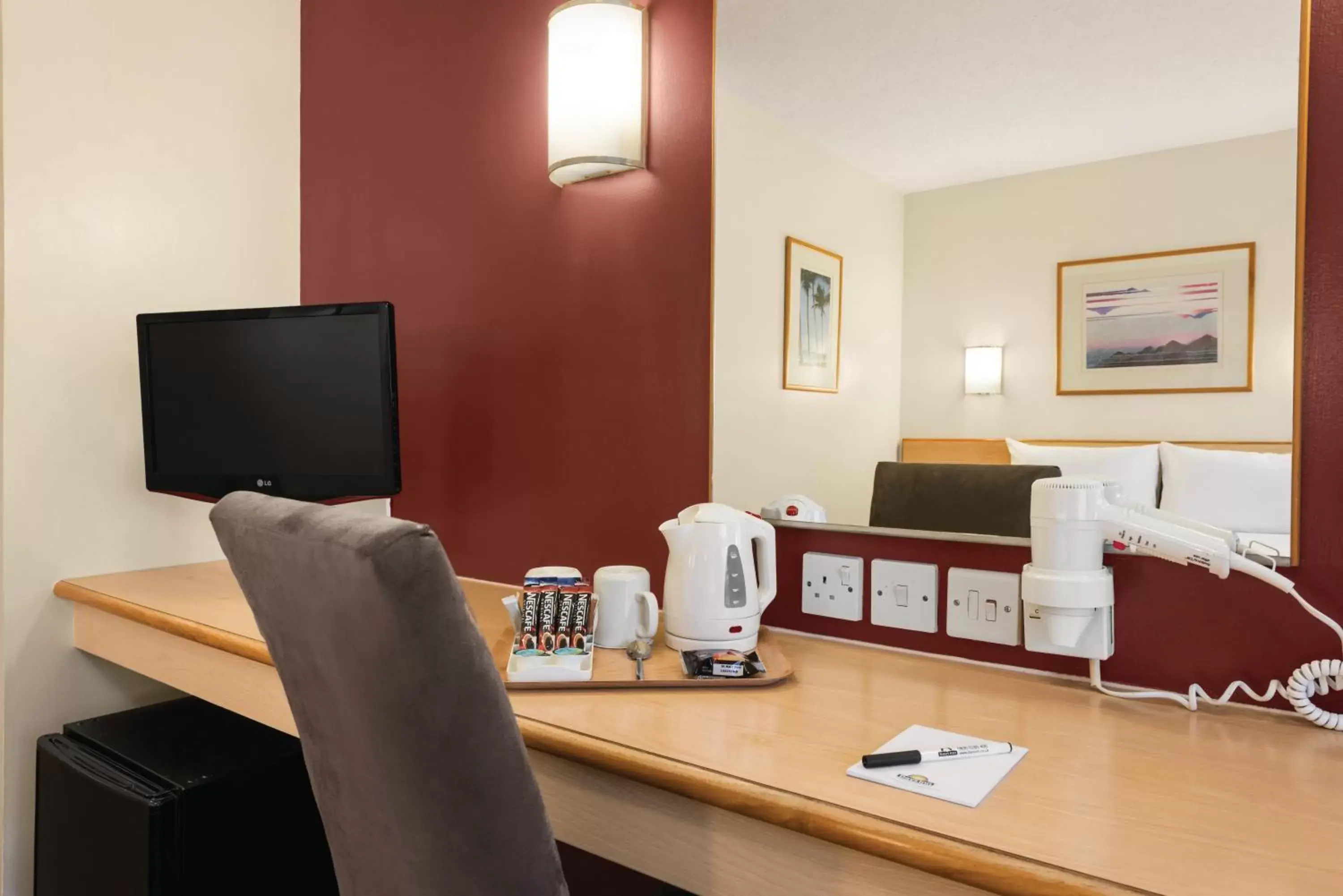 Coffee/tea facilities, TV/Entertainment Center in Days Inn Hotel Warwick South - Southbound M40