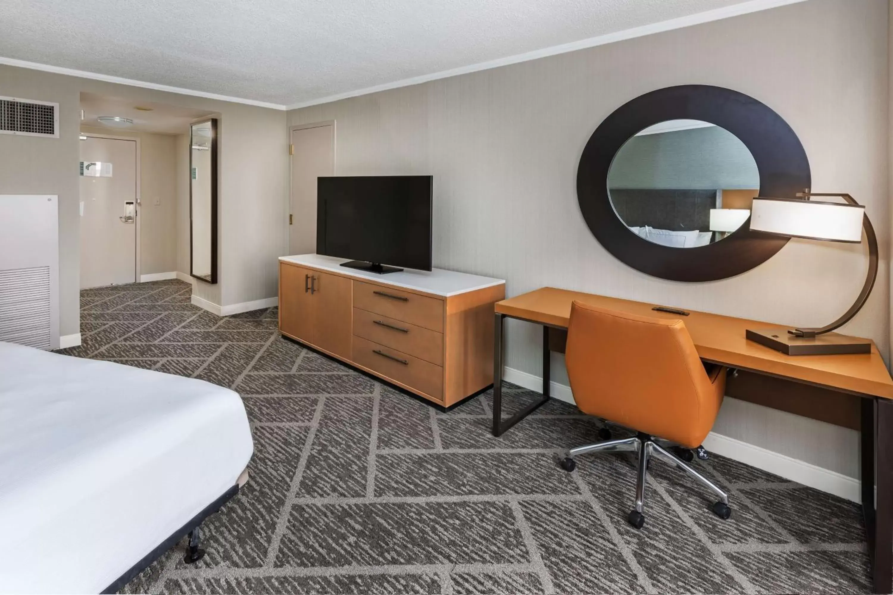 Bedroom, TV/Entertainment Center in DoubleTree by Hilton Tulsa at Warren Place