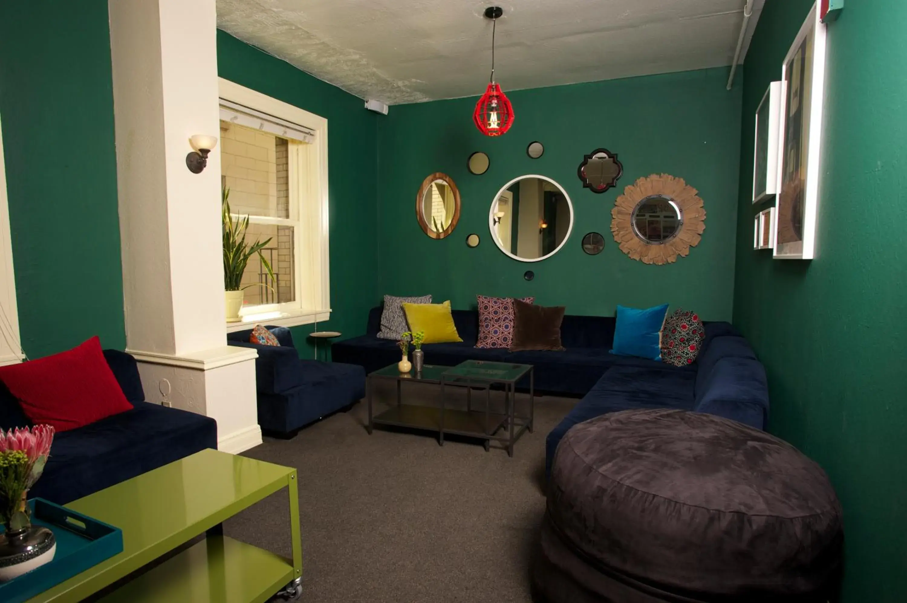 Communal lounge/ TV room, Seating Area in HI San Francisco Downtown Hostel