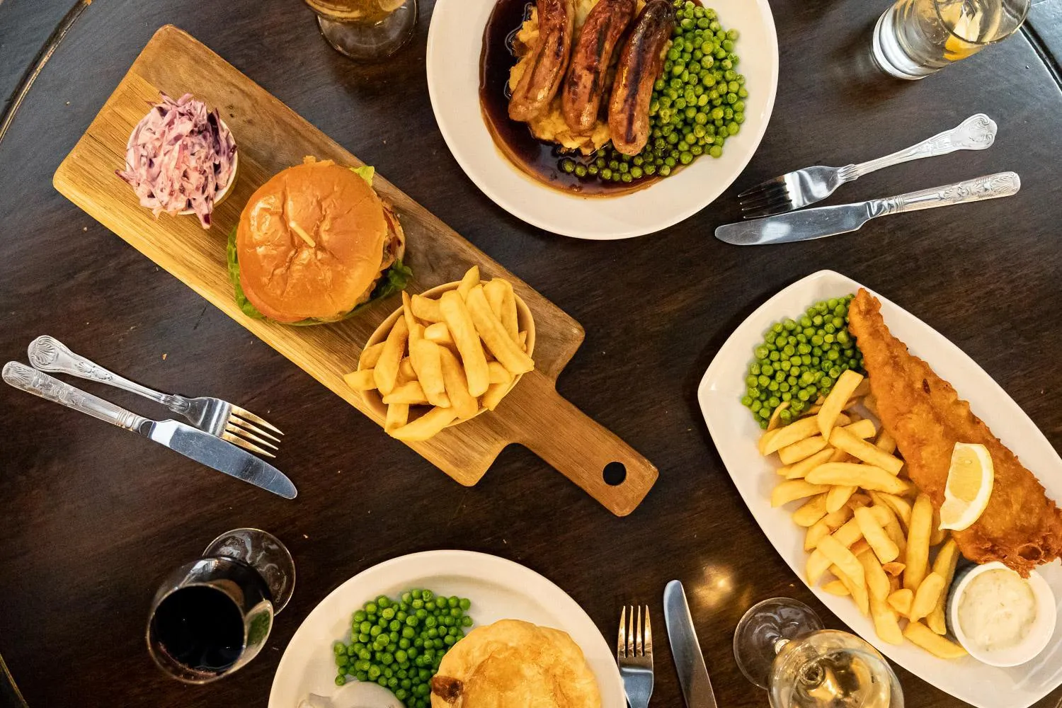 Food and drinks in The New Inn by Roomsbooked