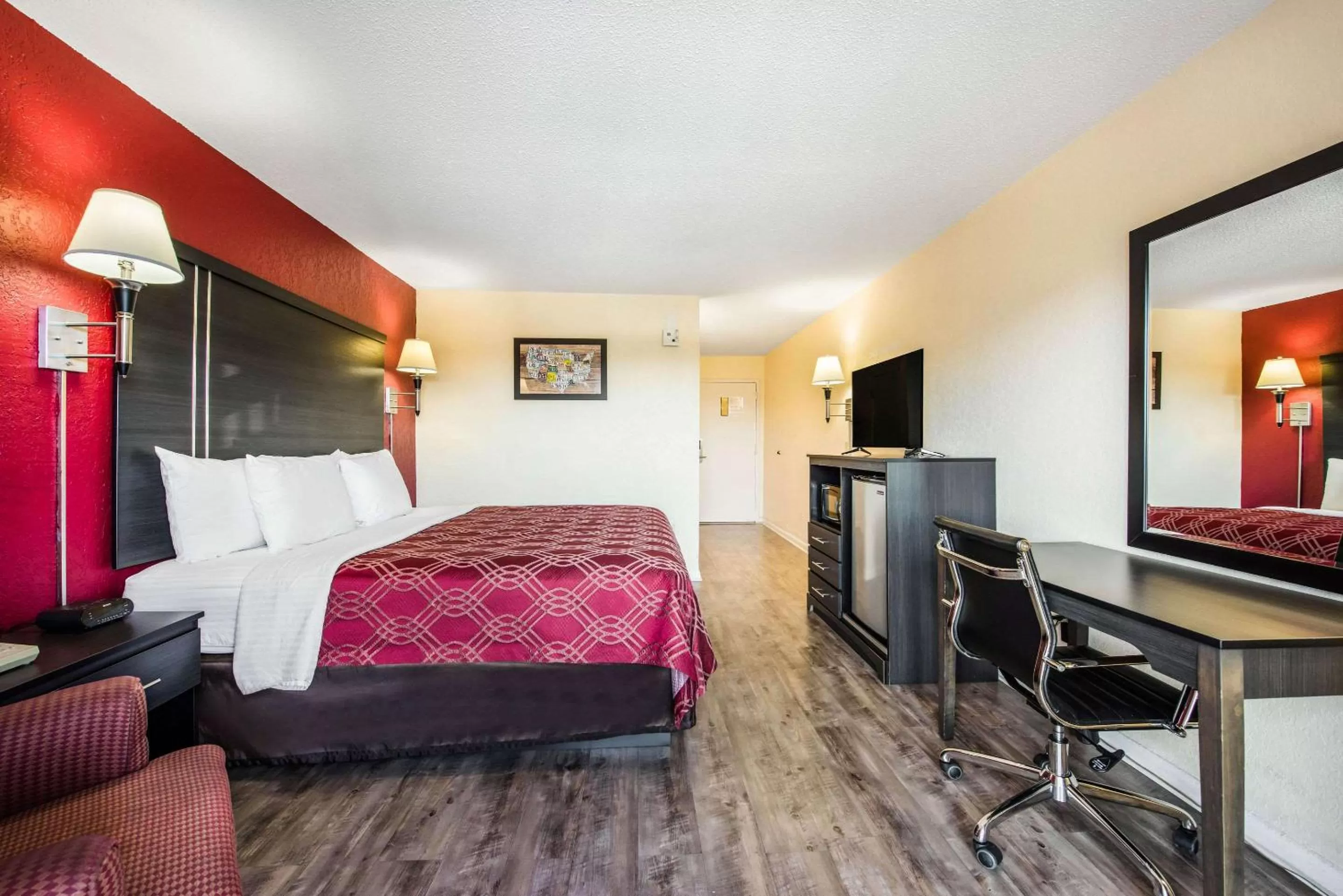 Photo of the whole room in Econo Lodge Waynesville