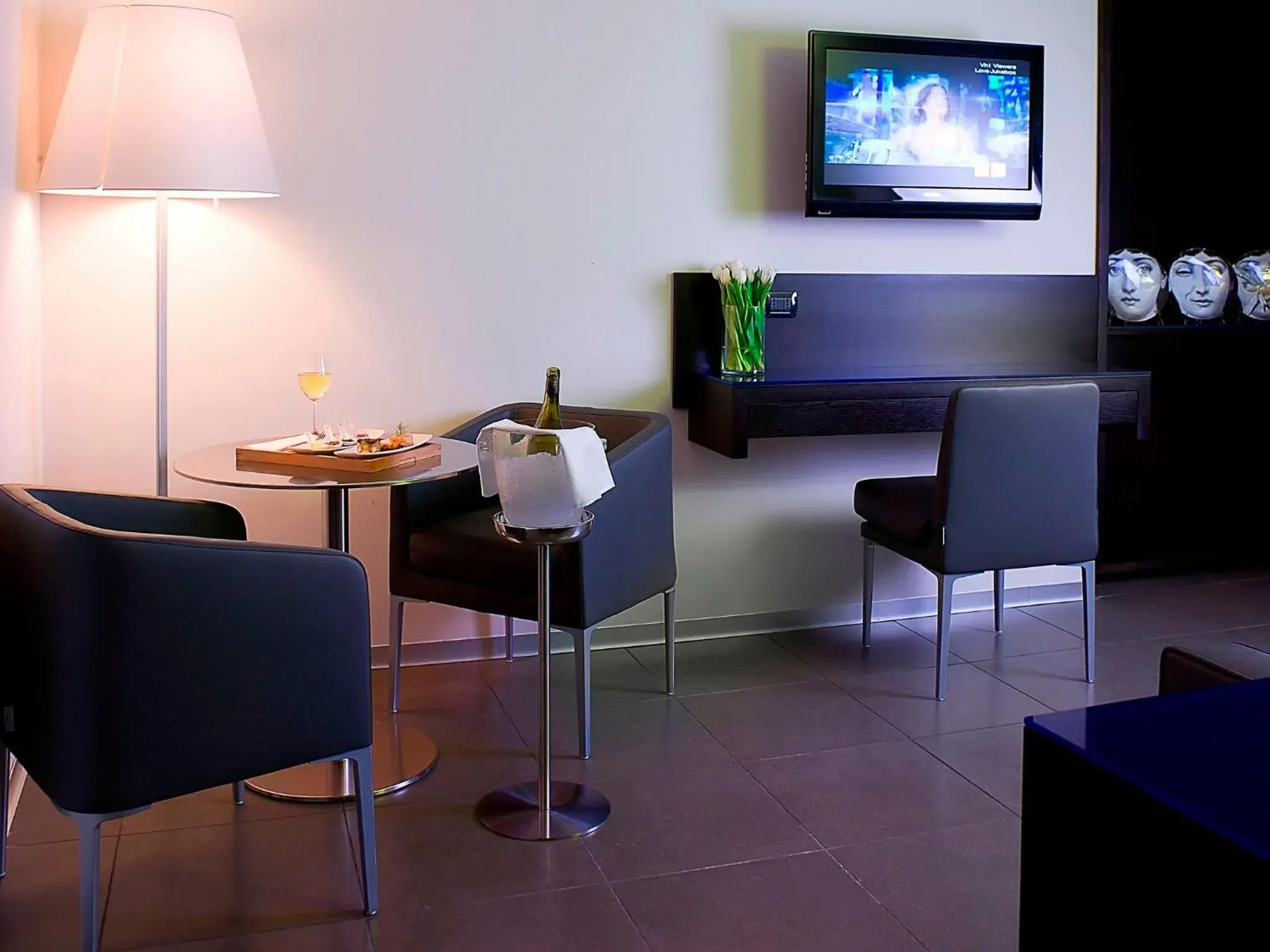 TV and multimedia, Seating Area in Suite Valadier