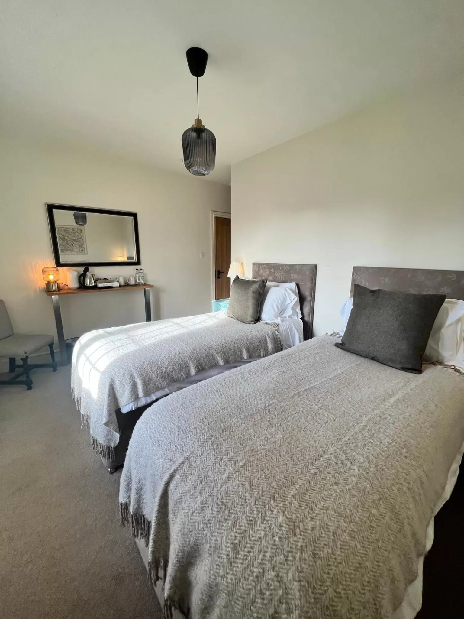 Twin Room with Shower in White Hart