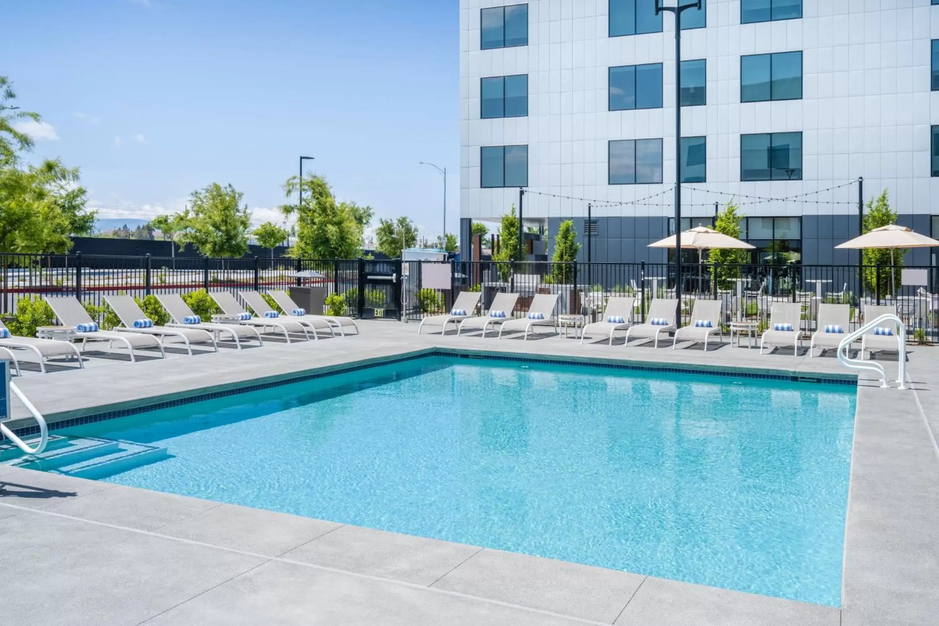 Swimming Pool in Courtyard by Marriott Newark Silicon Valley