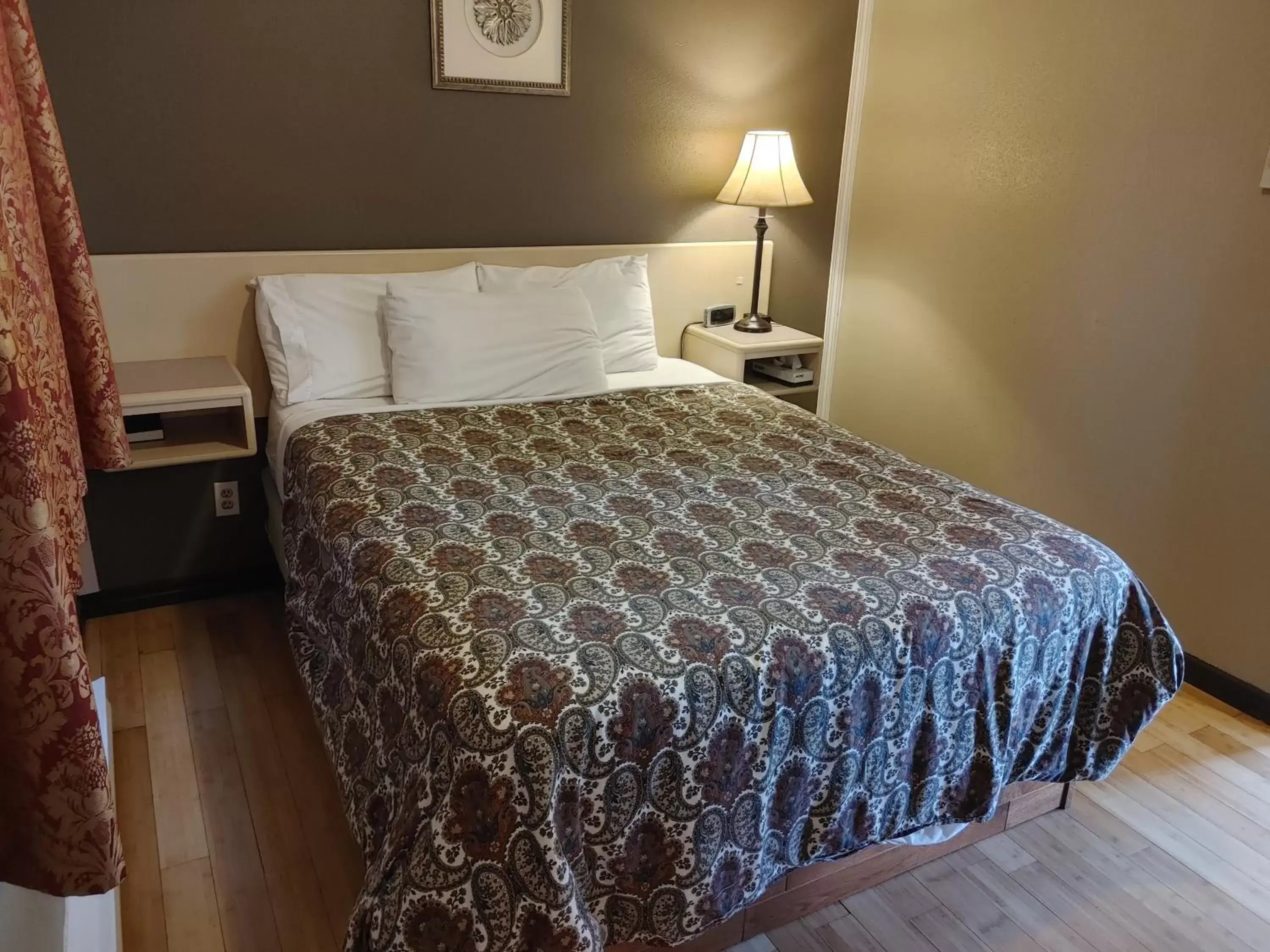 Bed in Magnuson Hotel Creston