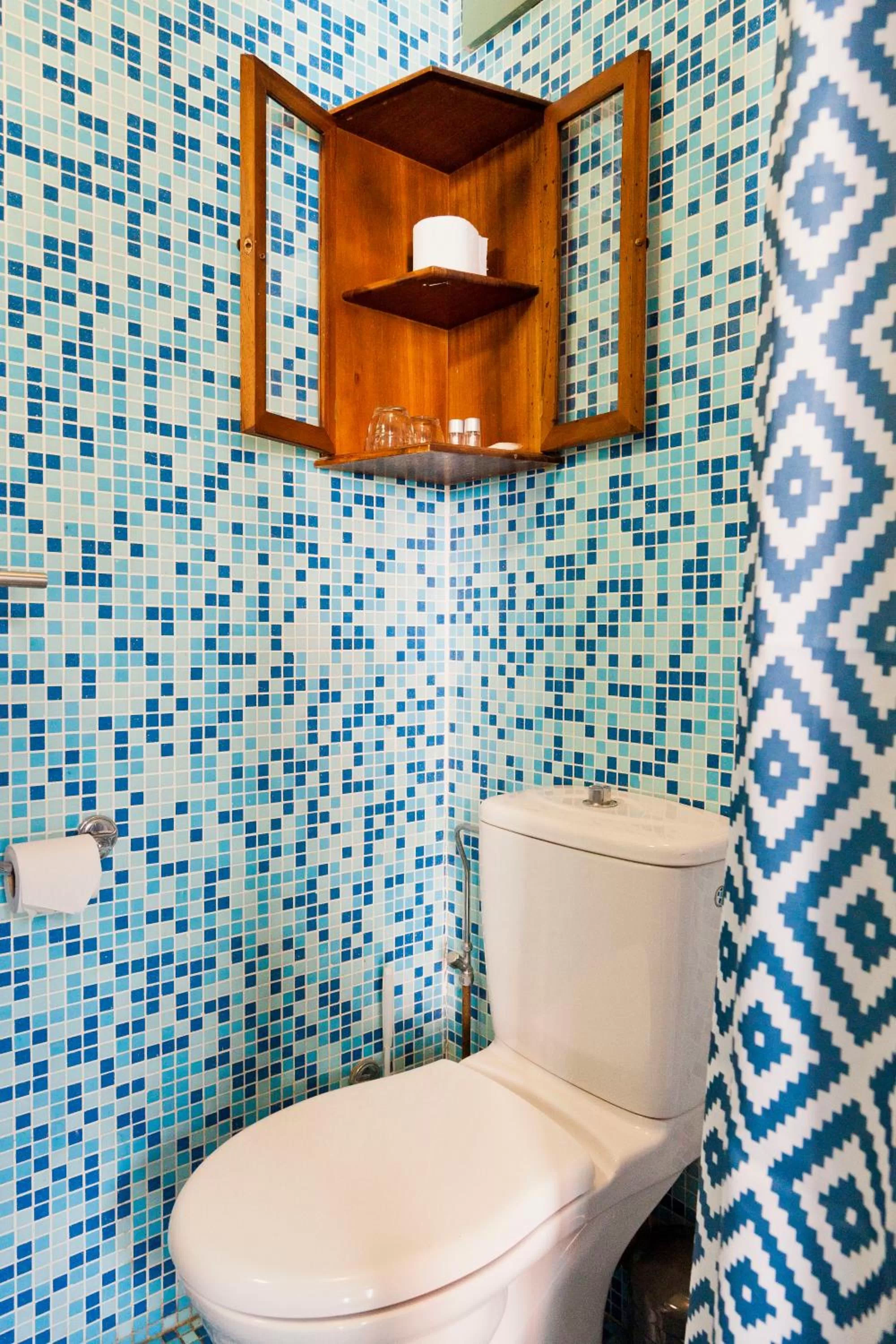 Toilet in Hotel Diamonds and Pearls