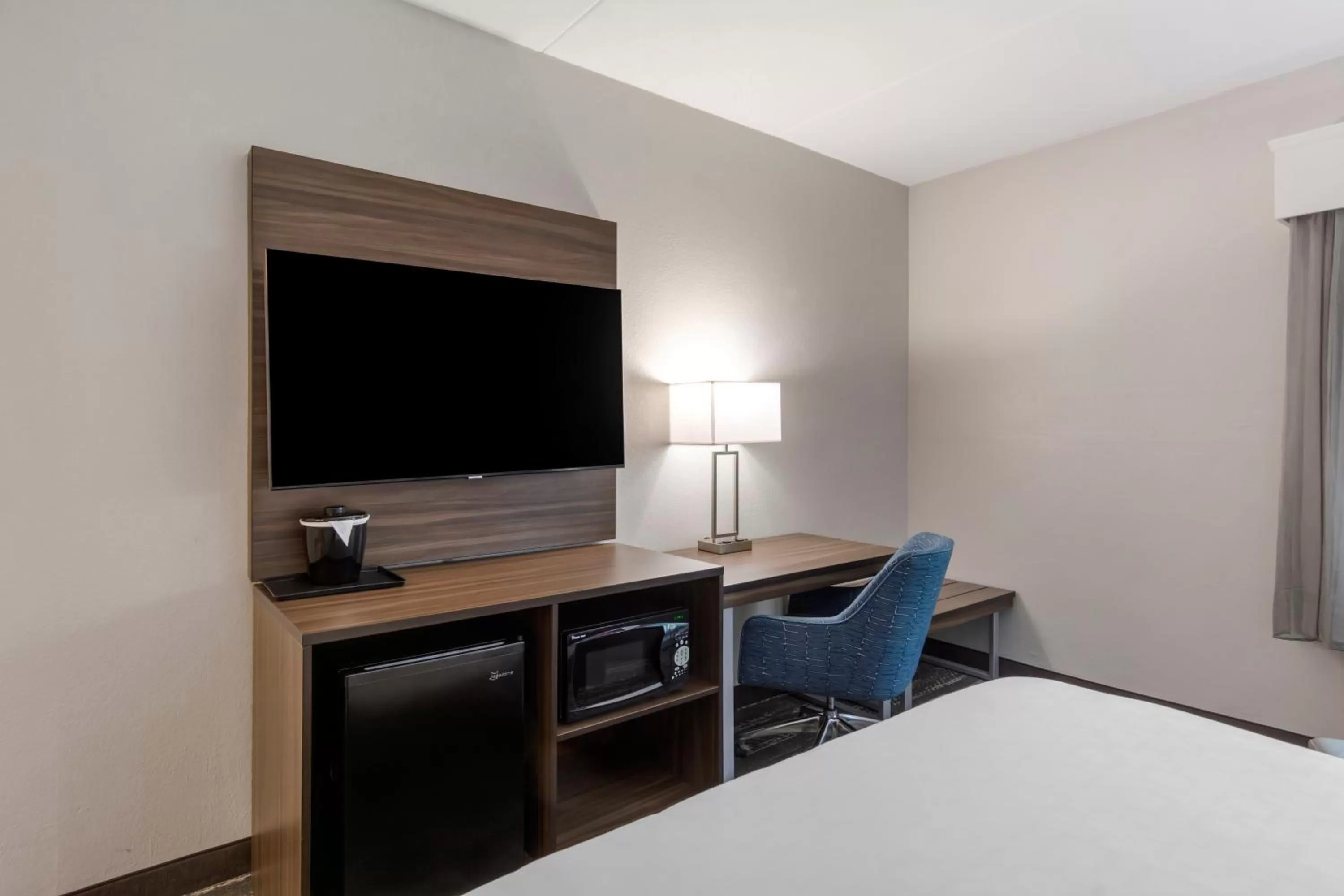 TV and multimedia, Bed in Clarion Pointe Charlottesville