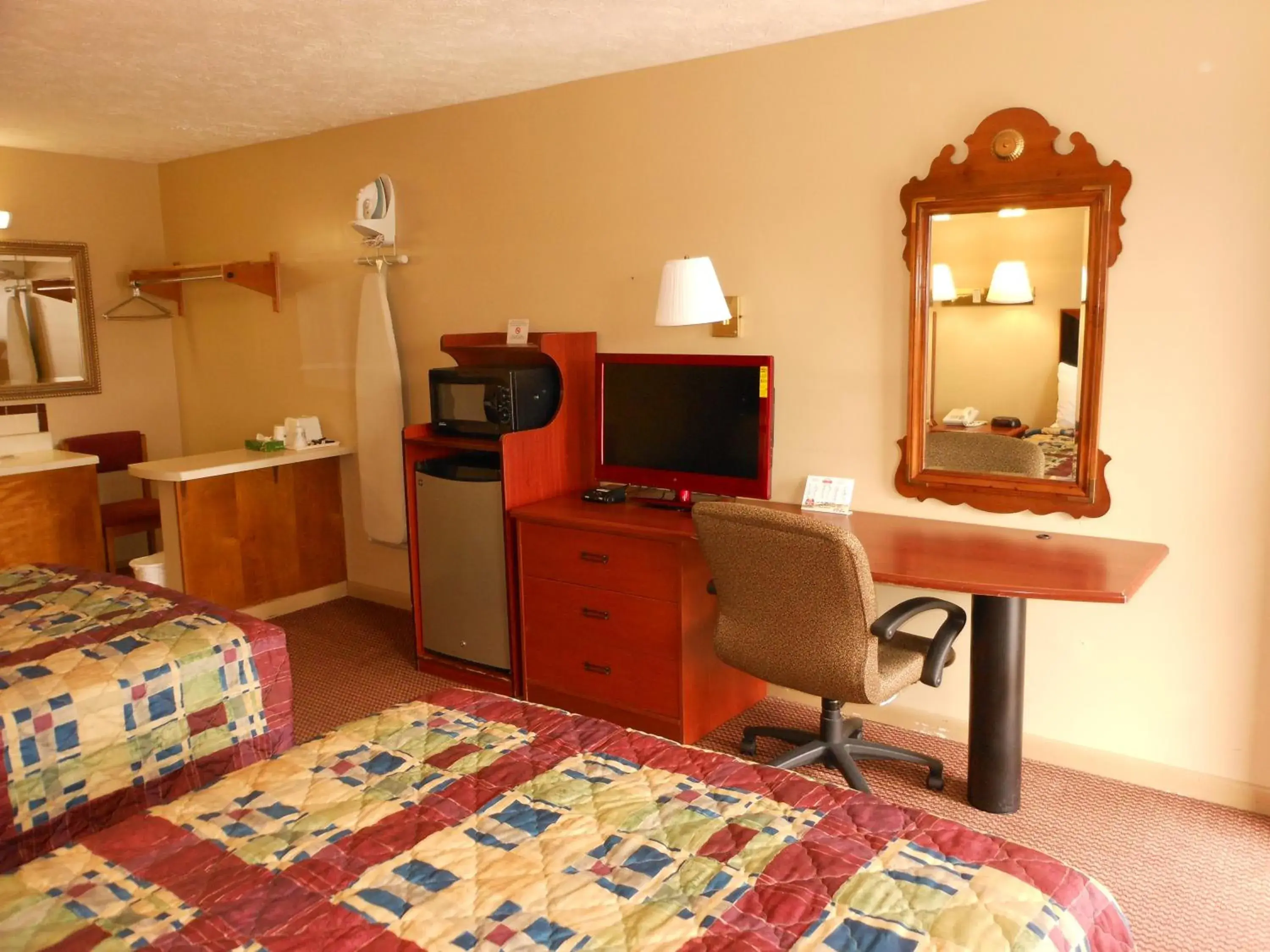 TV and multimedia, Bed in McClellan Inn TV and multimedia, Bed in McClellan Inn