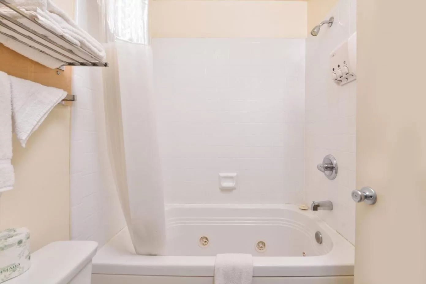 Hot Tub in Good Living Inn