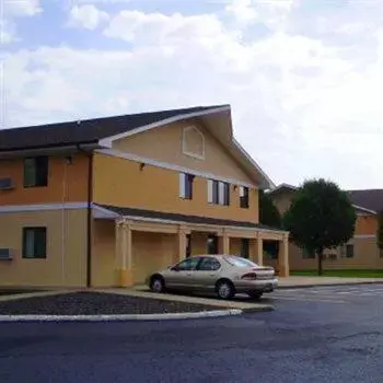 Facade/entrance, Property Building in Economy Inn Wentzville