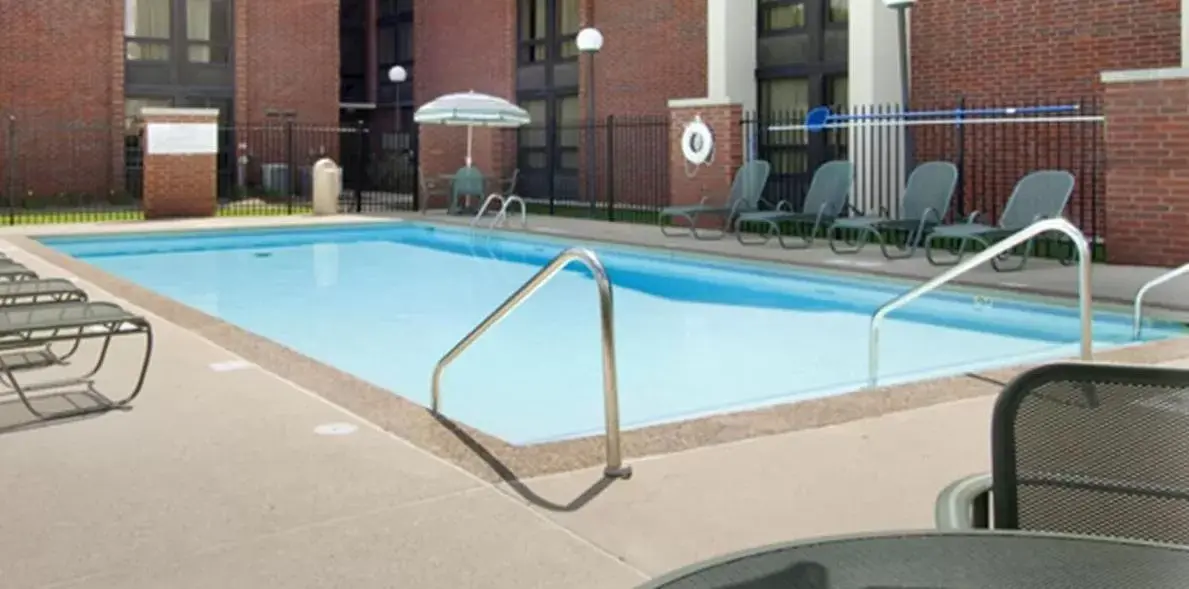 Swimming Pool in Best Western Plus Indianapolis North at Pyramids